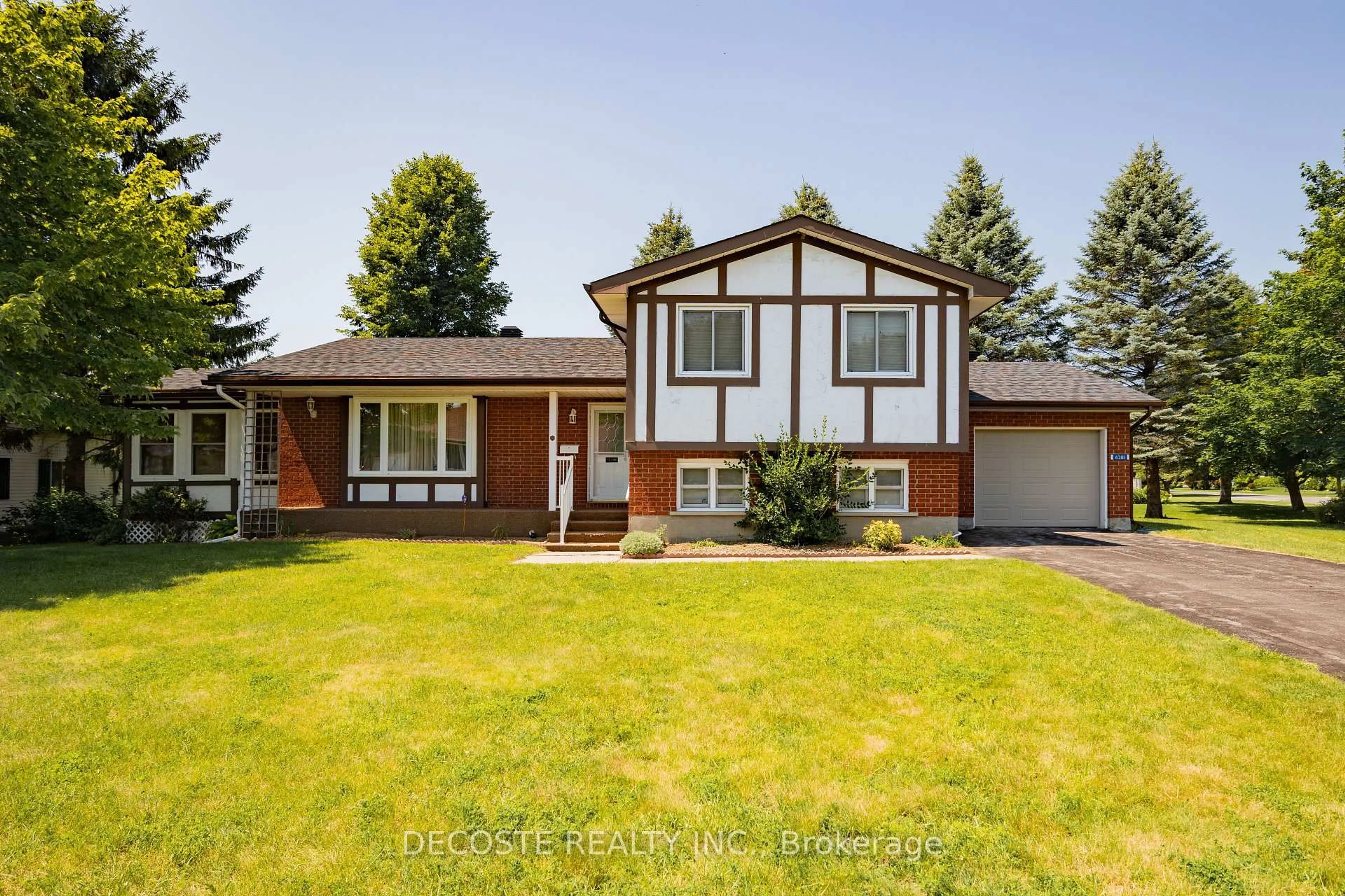 Home with vinyl exterior material, street for 6281 Graham Crt, South Glengarry Ontario K0C 1E0