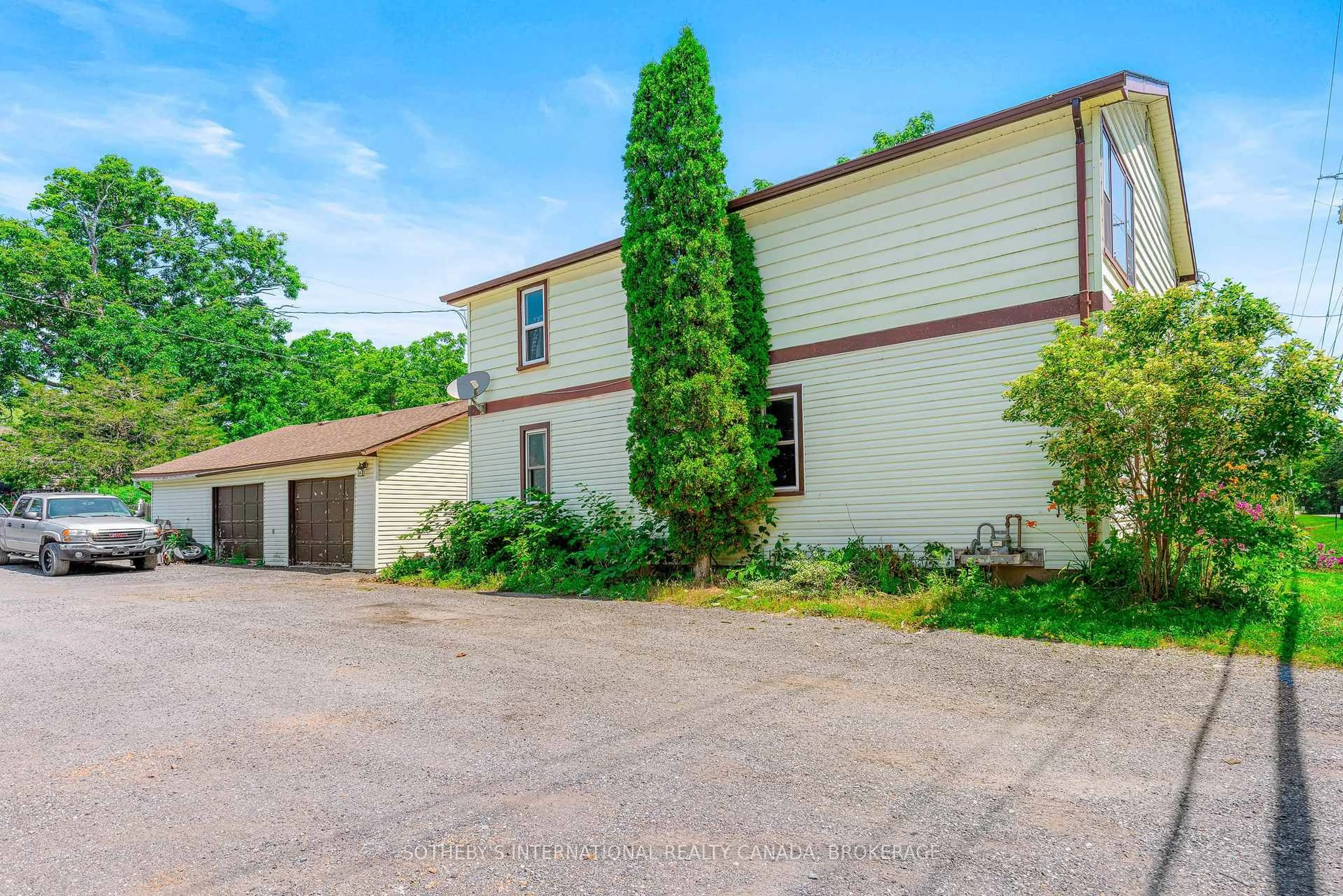 A pic from outside/outdoor area/front of a property/back of a property/a pic from drone, street for 580 King St, Gananoque Ontario K7G 2H1
