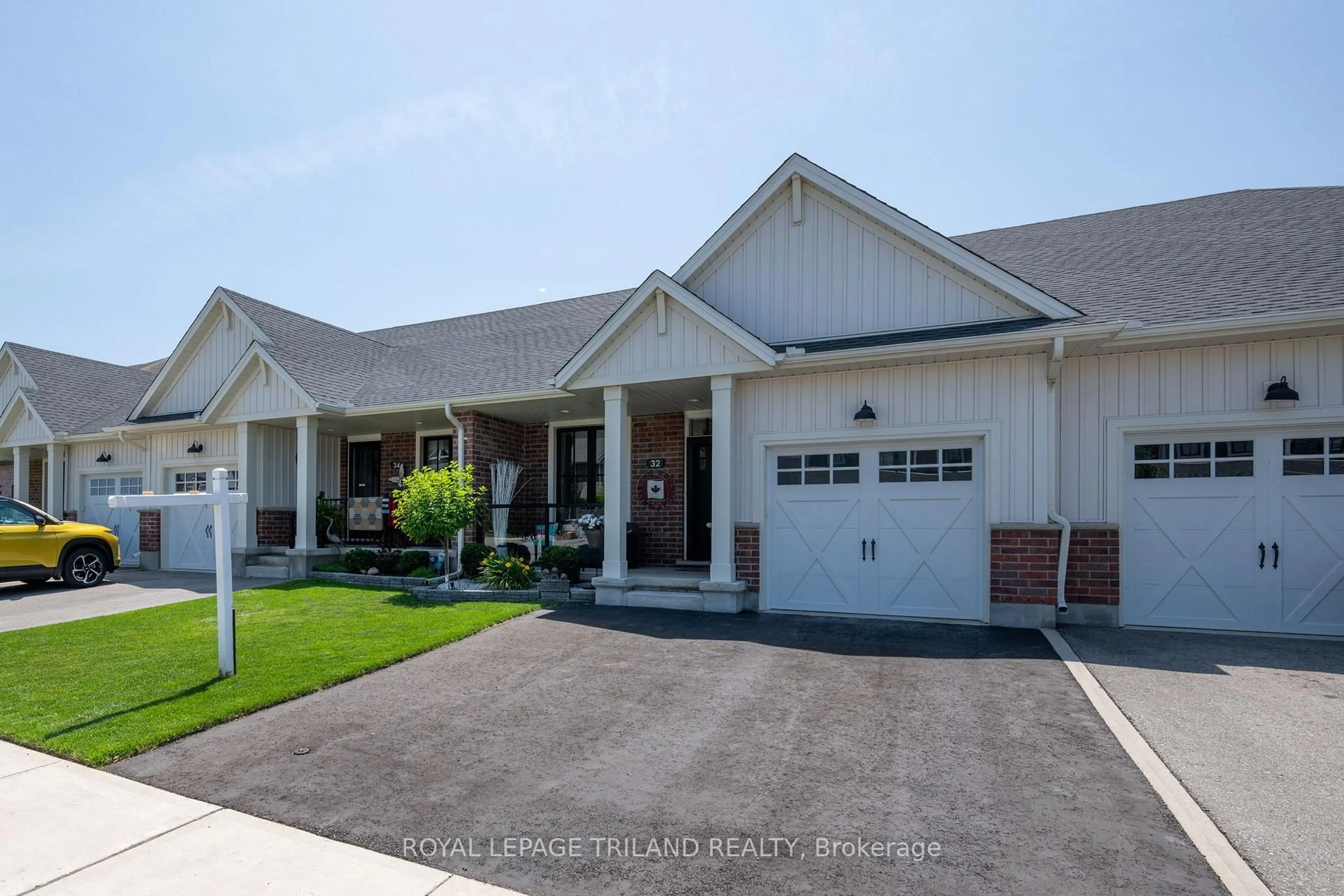 Home with vinyl exterior material, street for 32 Charter Creek Crt, St. Thomas Ontario N5R 0L2