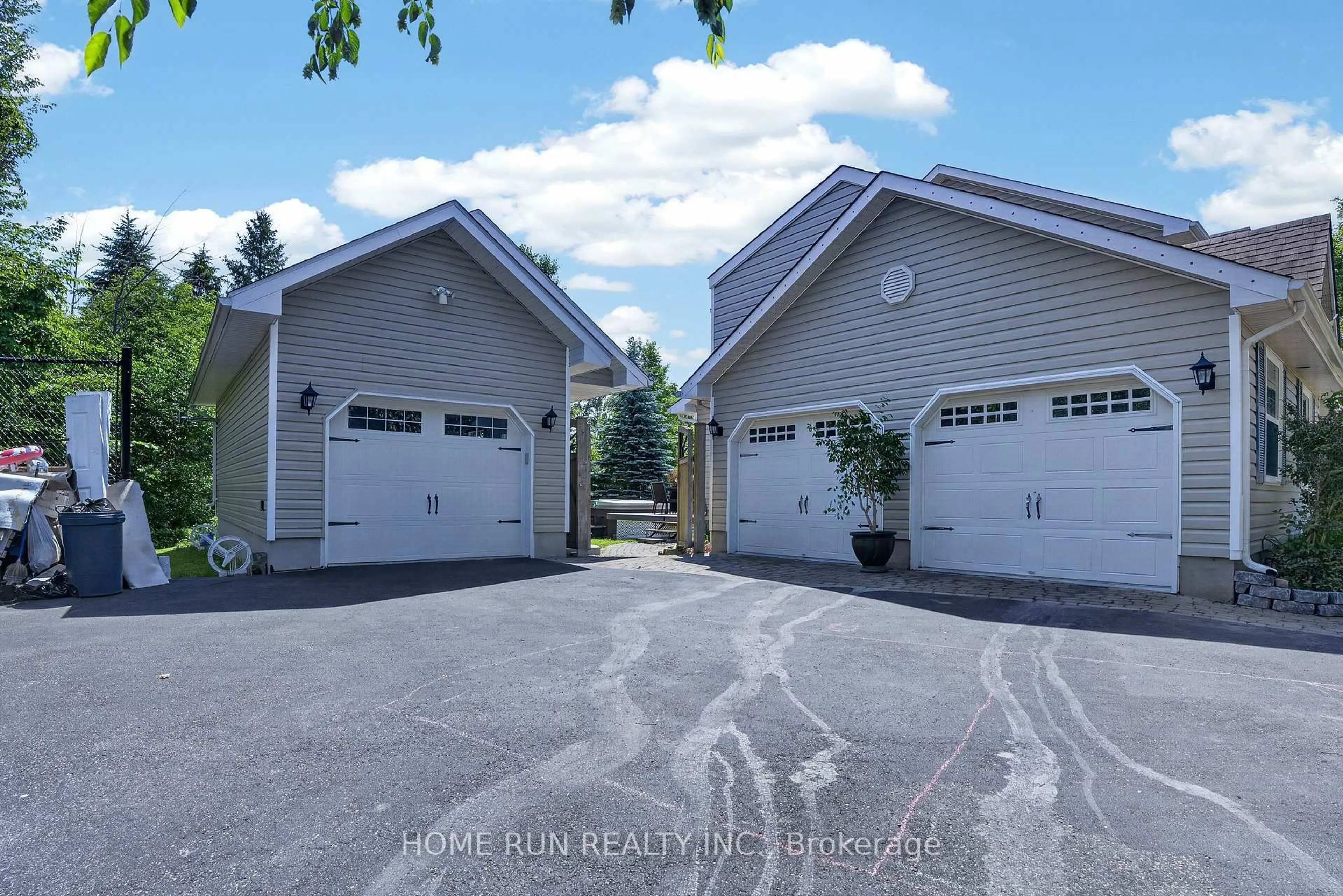 Indoor garage for 112 KERSCOTT HEIGHTS Way, Ottawa Ontario K0A 1T0