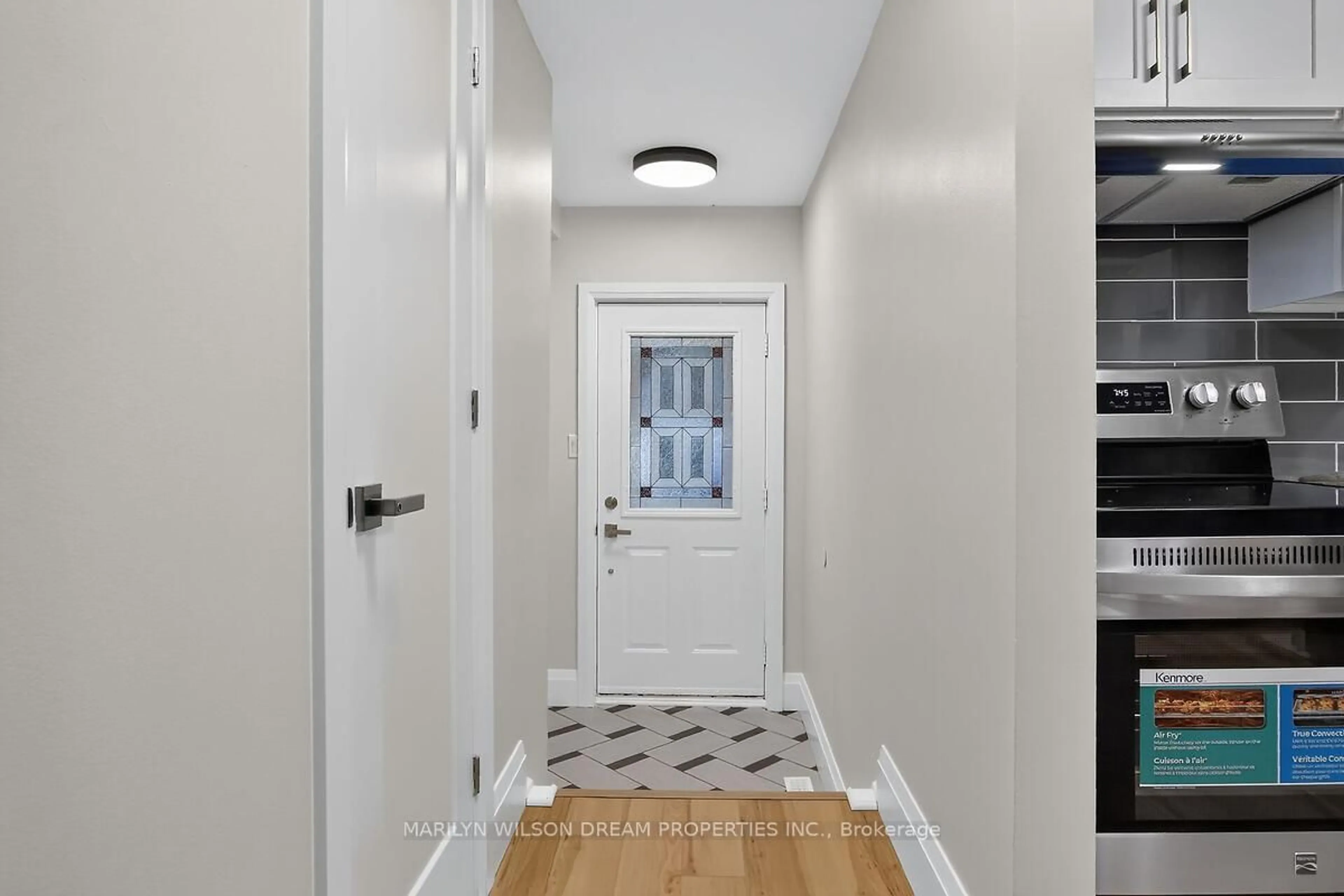 Indoor entryway for 136 Bentbrook Cres, Ottawa Ontario K2J 3Y3