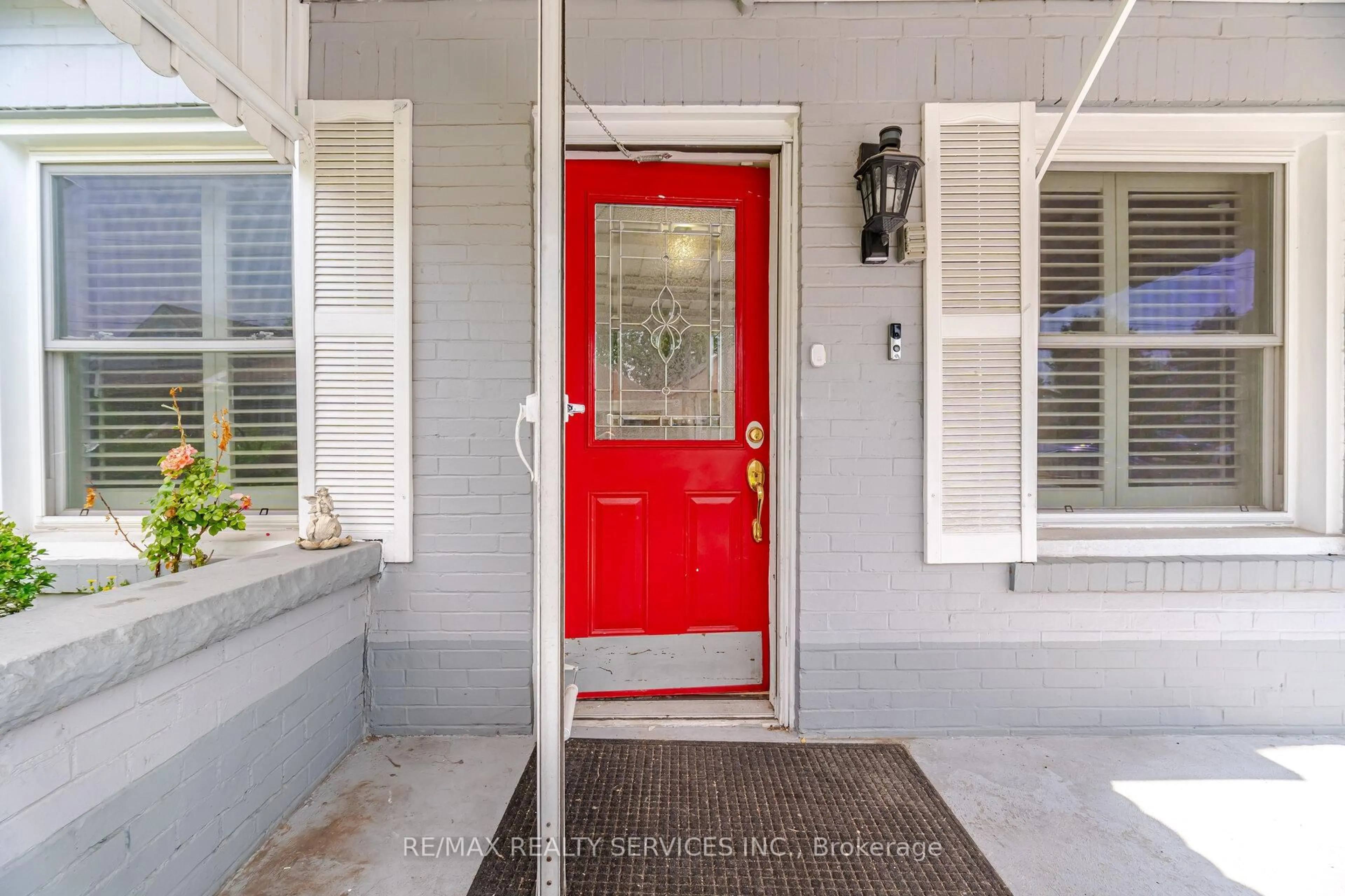 Indoor entryway for 25 Hope Ave, Hamilton Ontario L8H 2E1