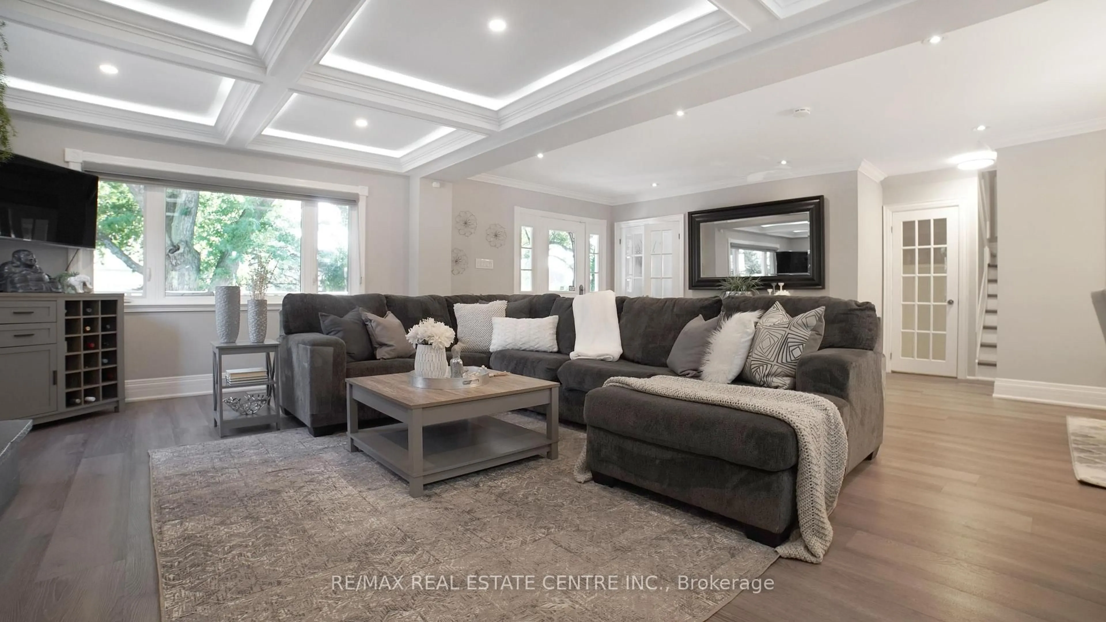 Living room with furniture, unknown for 14 Buena Vista Dr, Mono Ontario L9W 1Y4