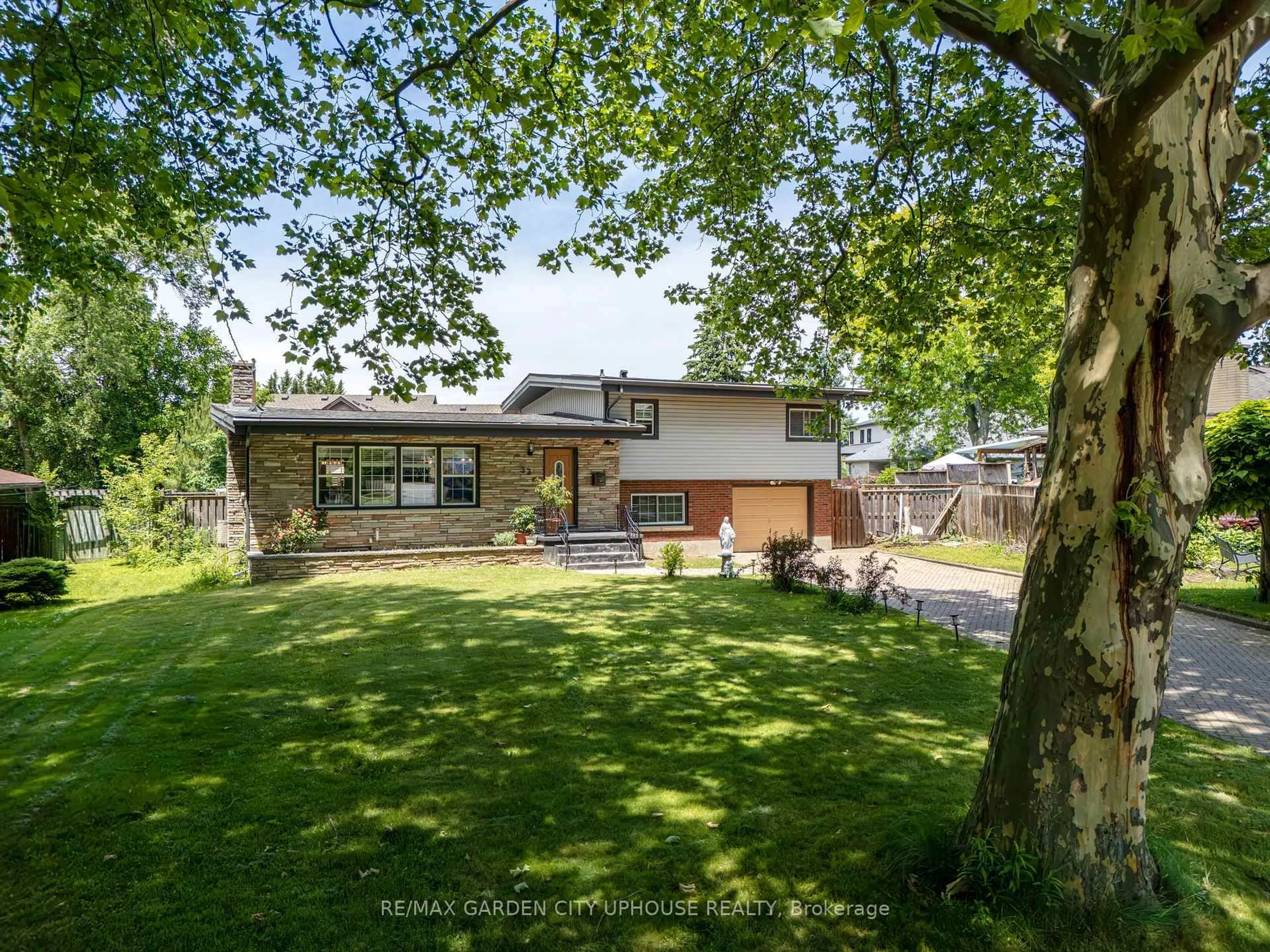 A pic from outside/outdoor area/front of a property/back of a property/a pic from drone, street for 33 Parnell Rd, St. Catharines Ontario L2N 6J8