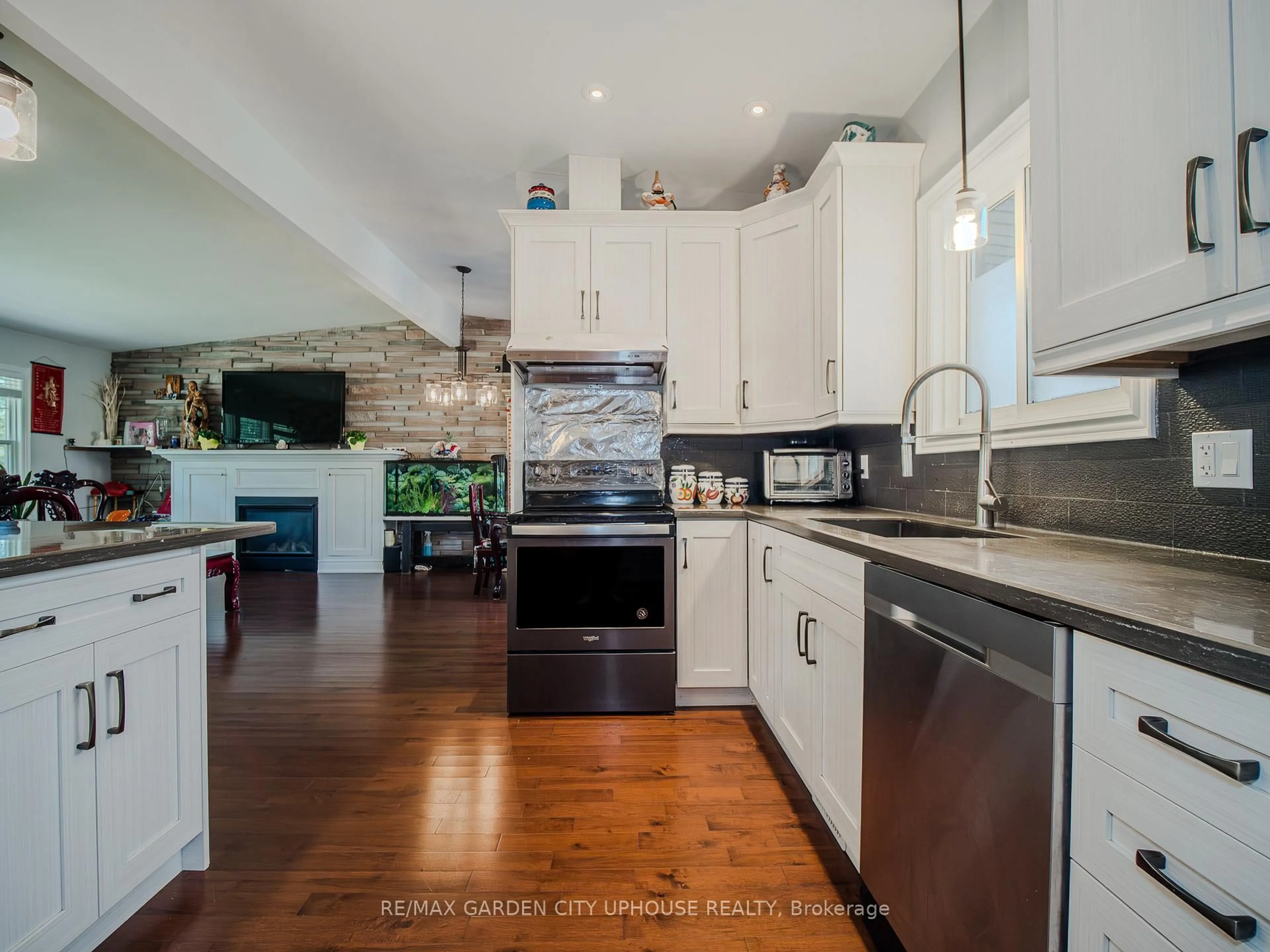 Open concept kitchen, unknown for 33 Parnell Rd, St. Catharines Ontario L2N 6J8