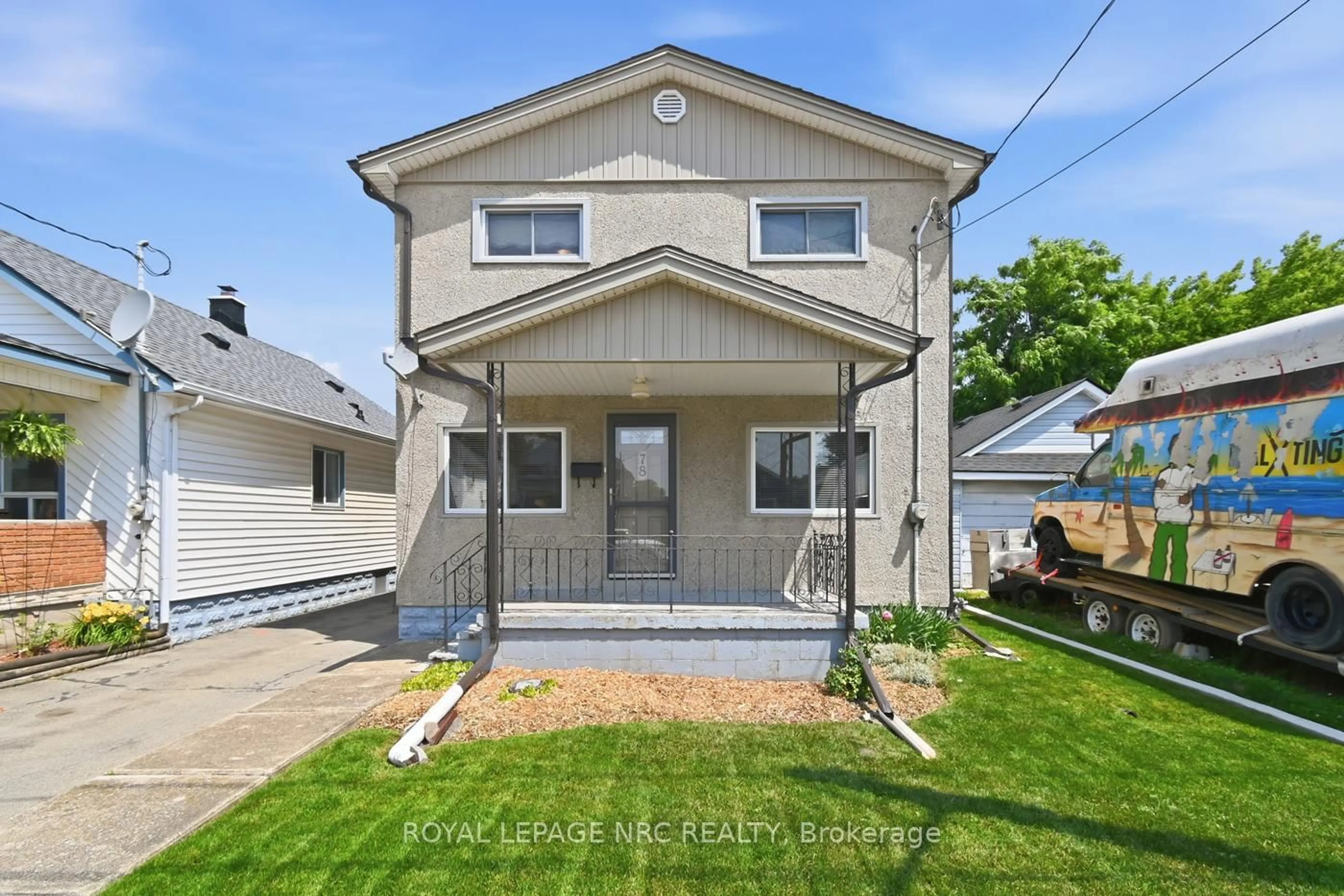Home with vinyl exterior material, street for 78 York St, Welland Ontario L3B 4A9