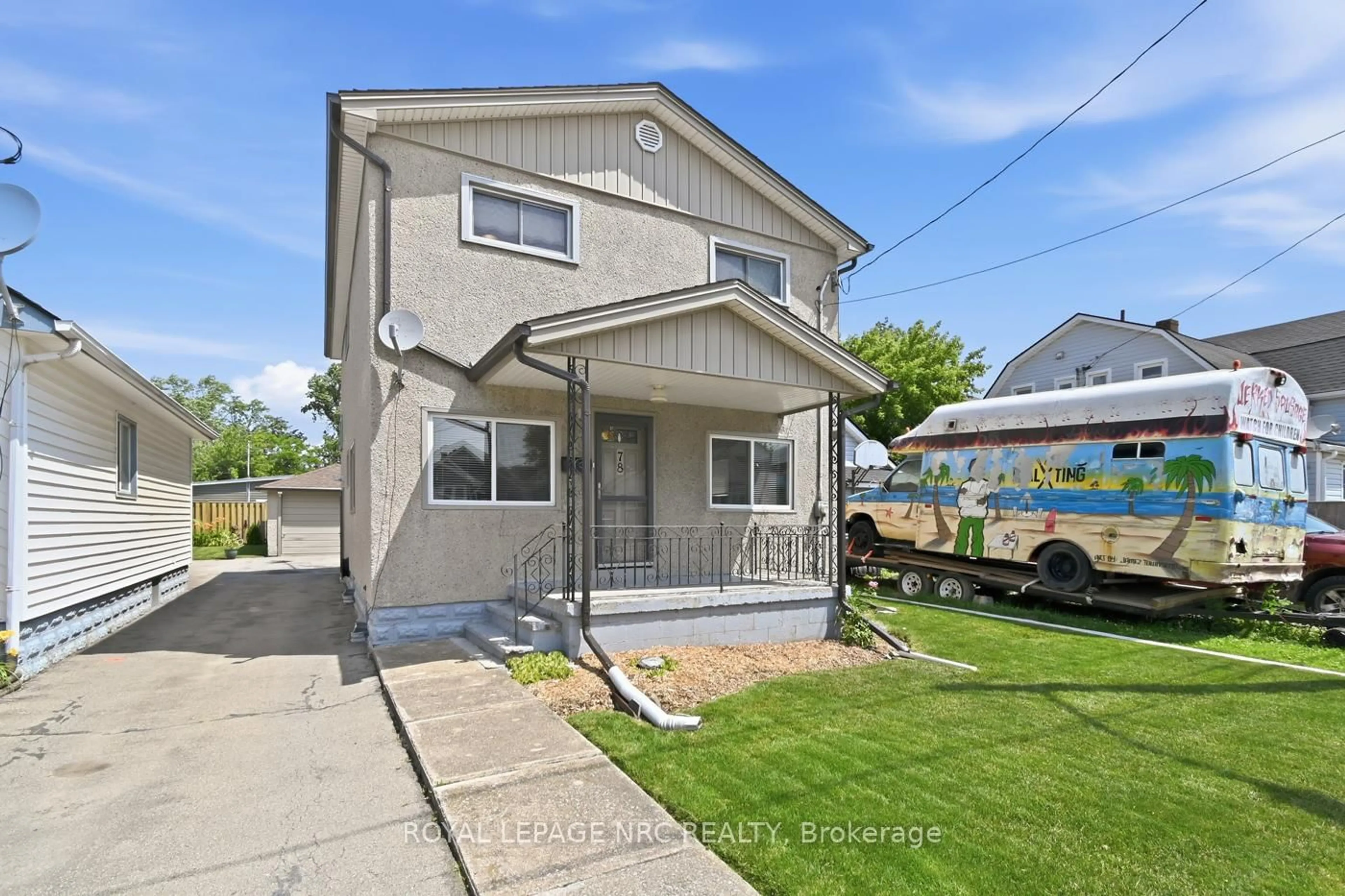 Home with vinyl exterior material, street for 78 York St, Welland Ontario L3B 4A9