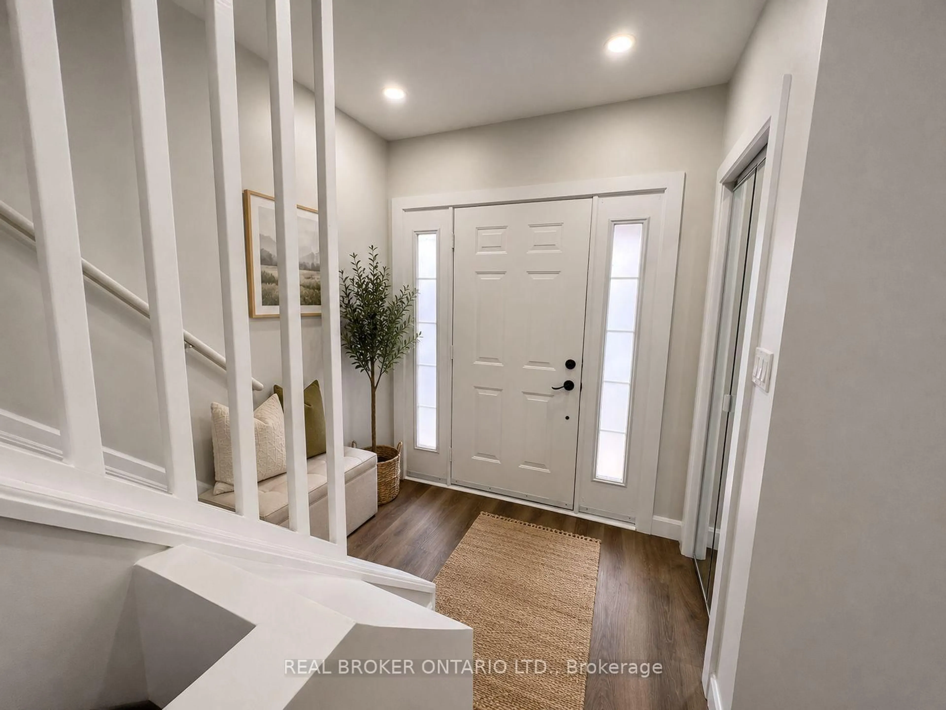 Indoor entryway for 5 Rowanwood St, Hamilton Ontario L8L 7H1