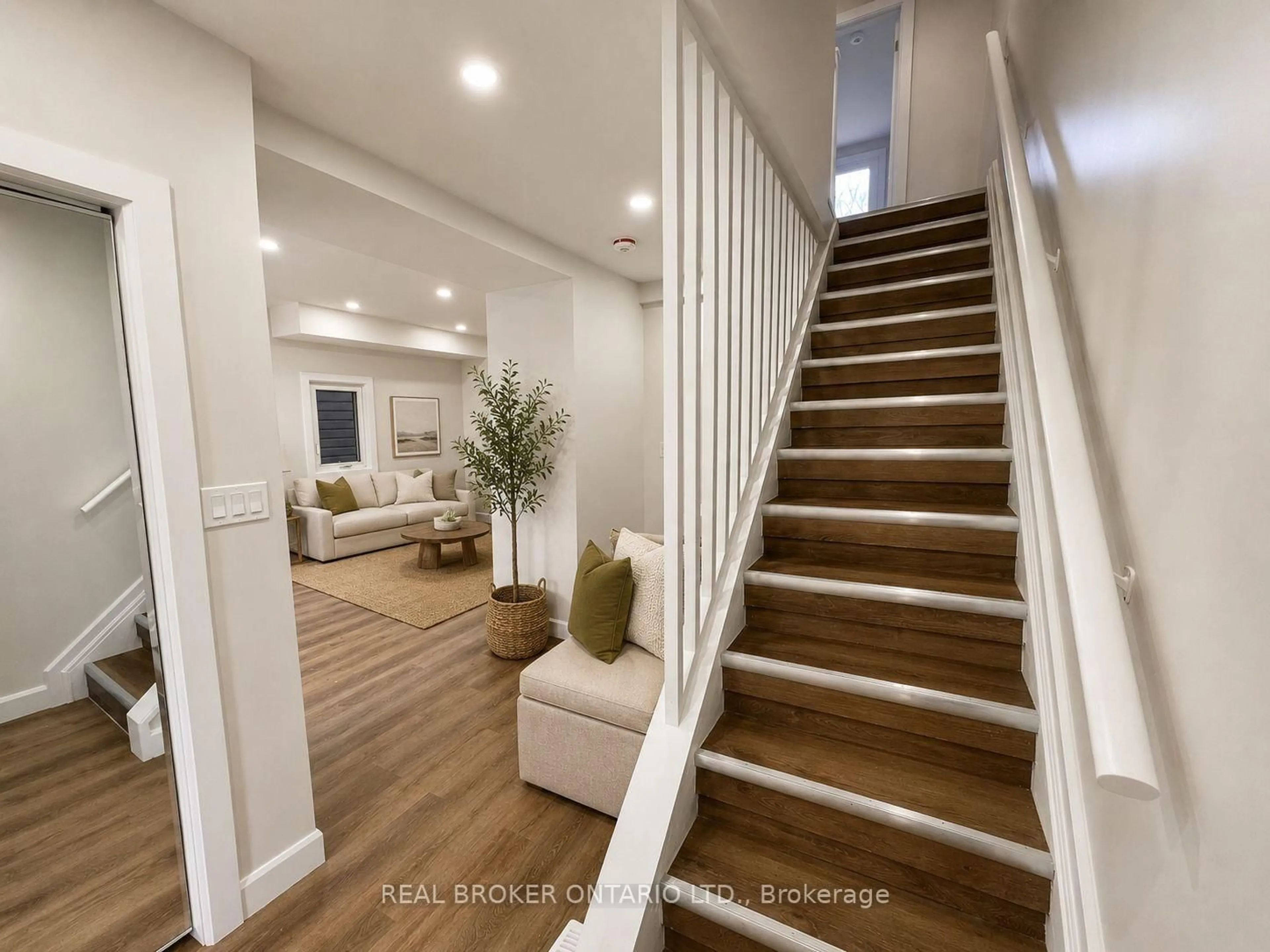 Indoor entryway for 5 Rowanwood St, Hamilton Ontario L8L 7H1