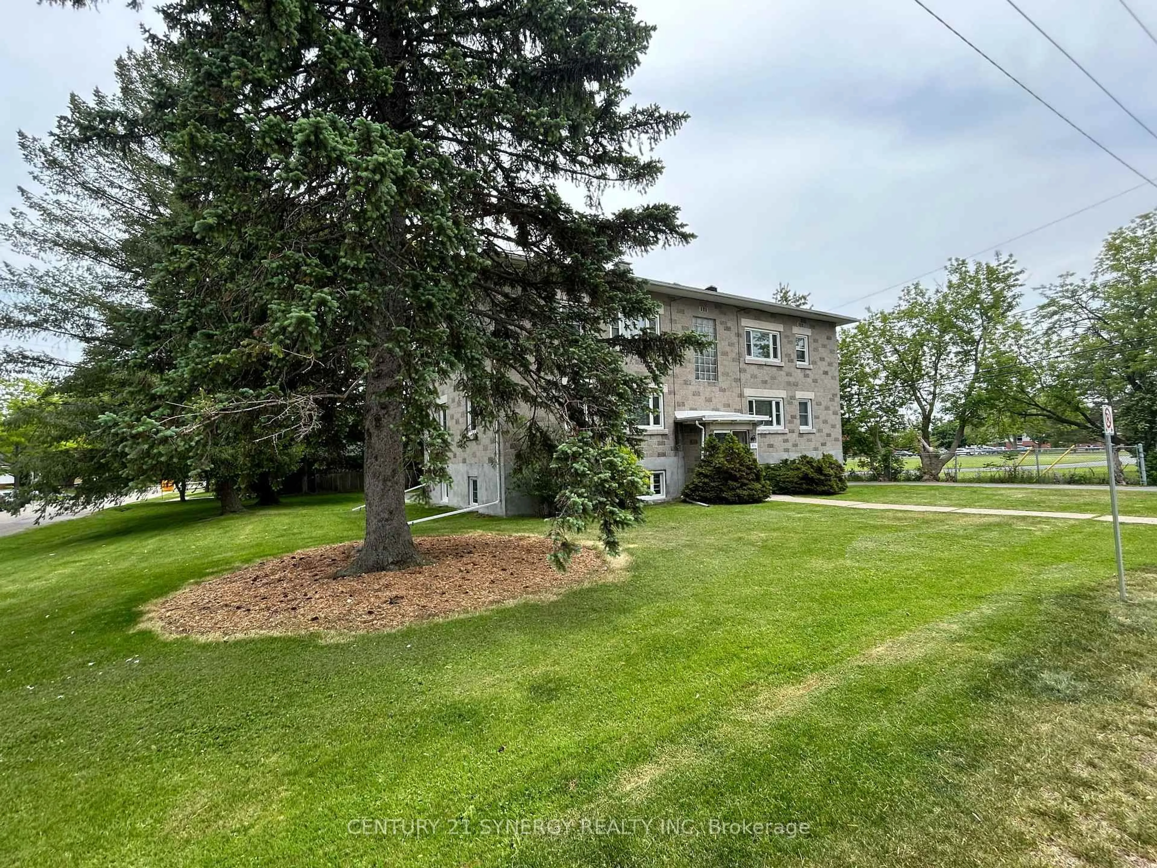A pic from outside/outdoor area/front of a property/back of a property/a pic from drone, building for 395 Pine St, Gananoque Ontario K7G 1E2