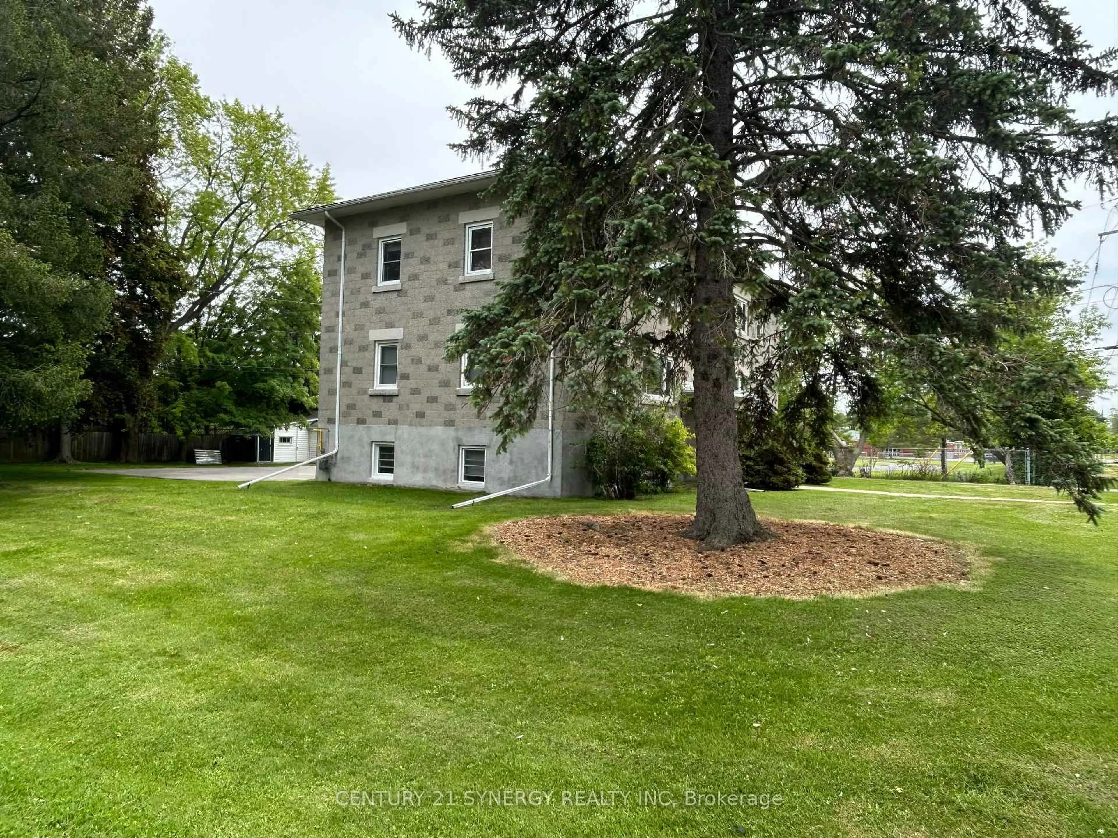 A pic from outside/outdoor area/front of a property/back of a property/a pic from drone, building for 395 Pine St, Gananoque Ontario K7G 1E2