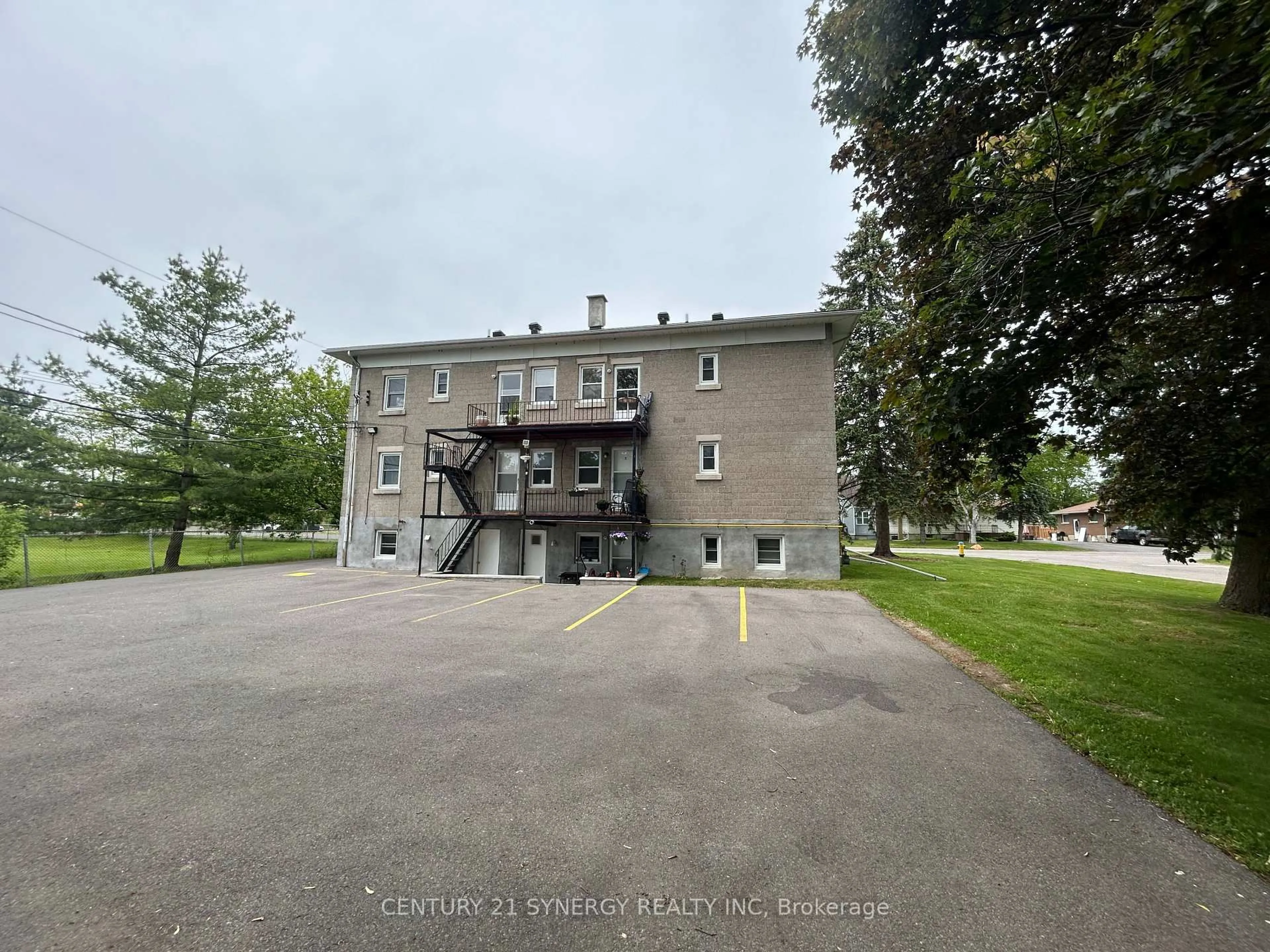 A pic from outside/outdoor area/front of a property/back of a property/a pic from drone, building for 395 Pine St, Gananoque Ontario K7G 1E2