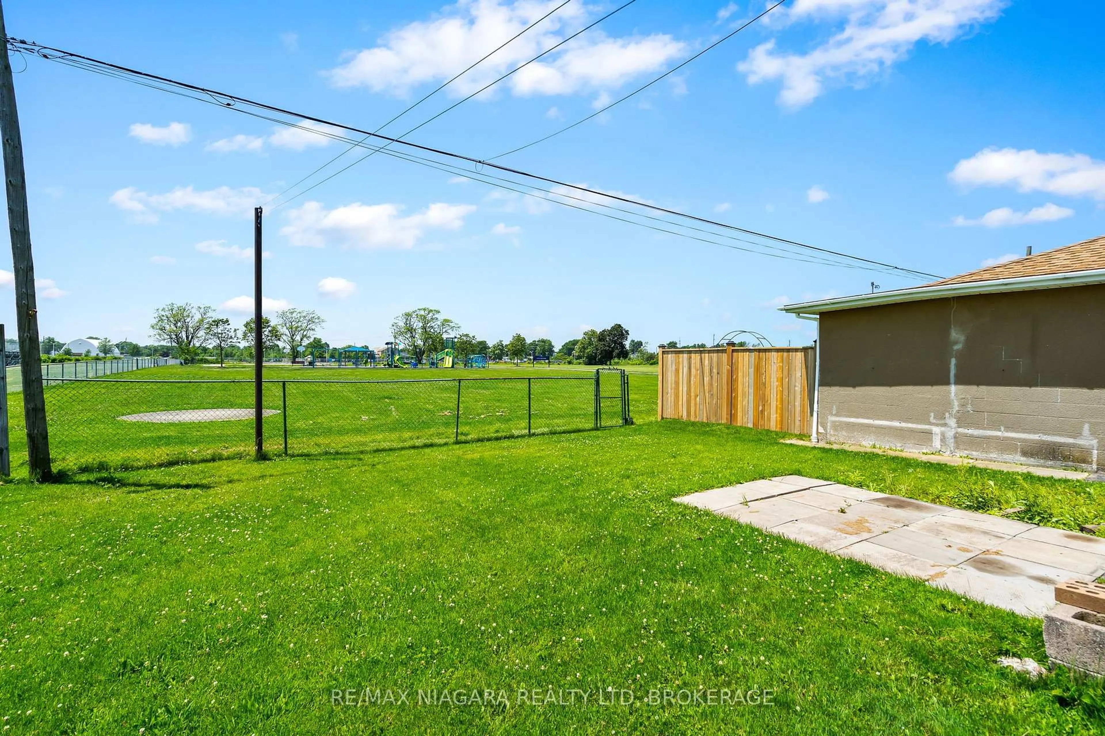 A pic from outside/outdoor area/front of a property/back of a property/a pic from drone, unknown for 224 Clarke St, Port Colborne Ontario L3K 2G4