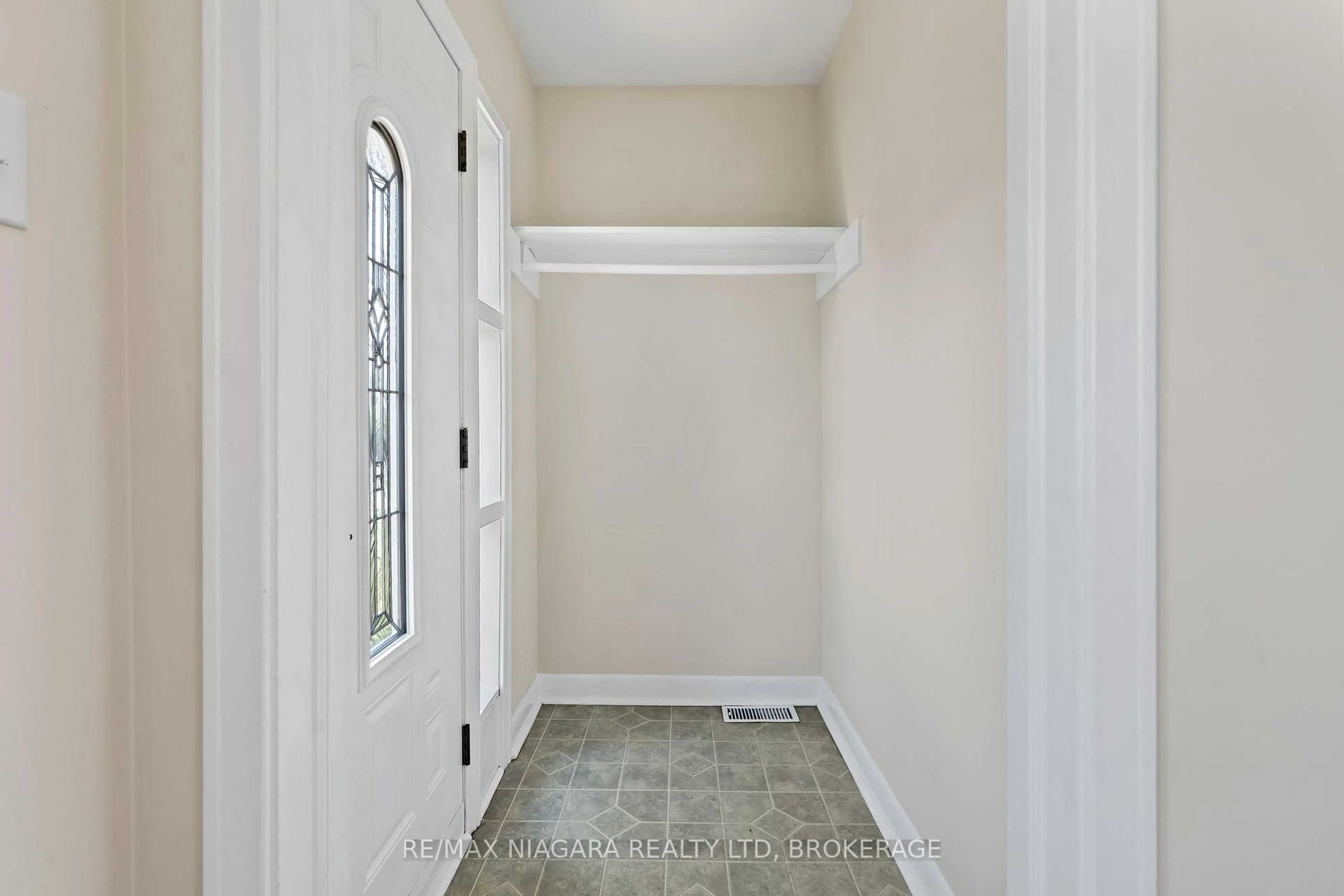 Indoor entryway for 224 Clarke St, Port Colborne Ontario L3K 2G4