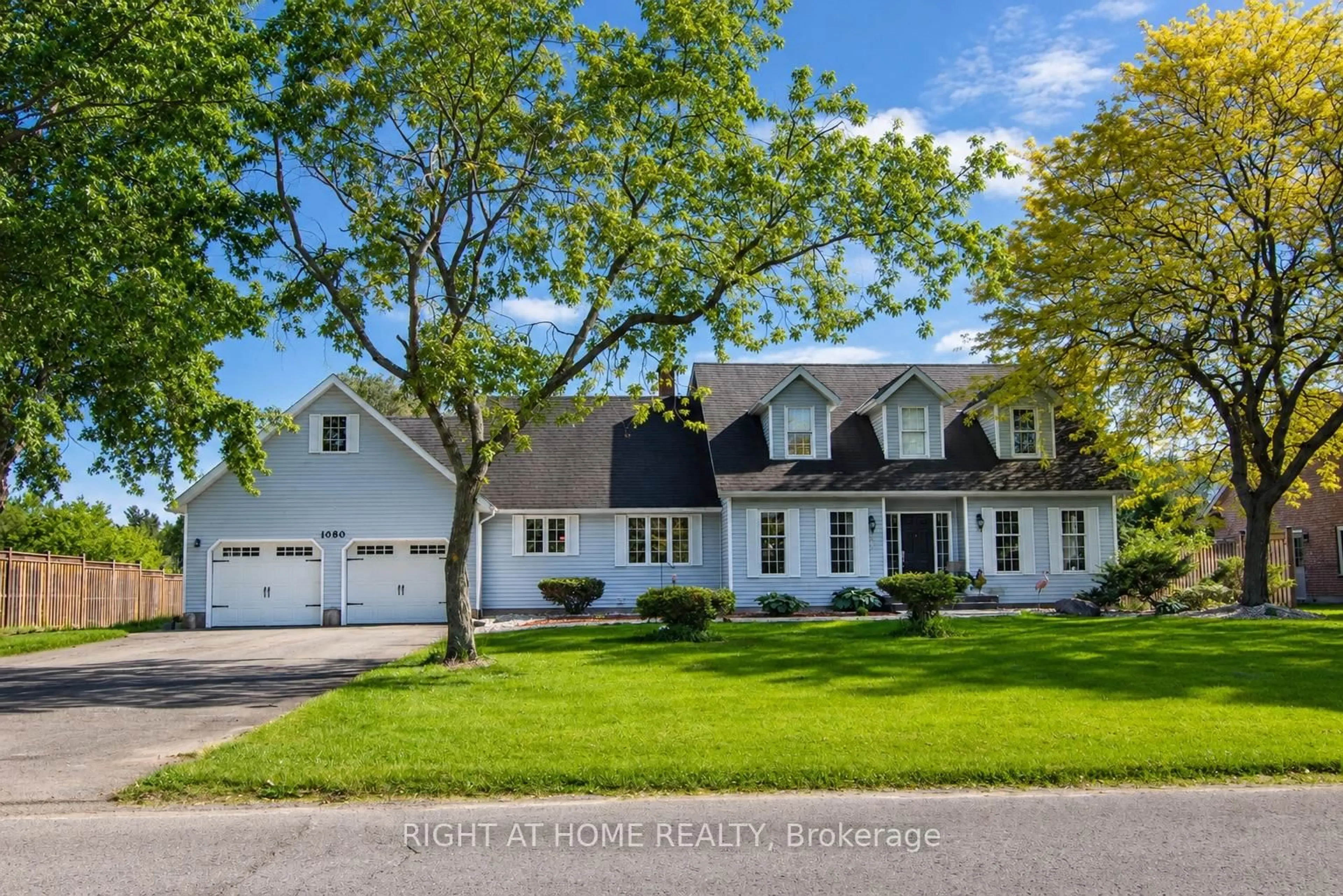 Home with vinyl exterior material, street for 1080 Quaker Rd, Pelham Ontario L3E 0M2