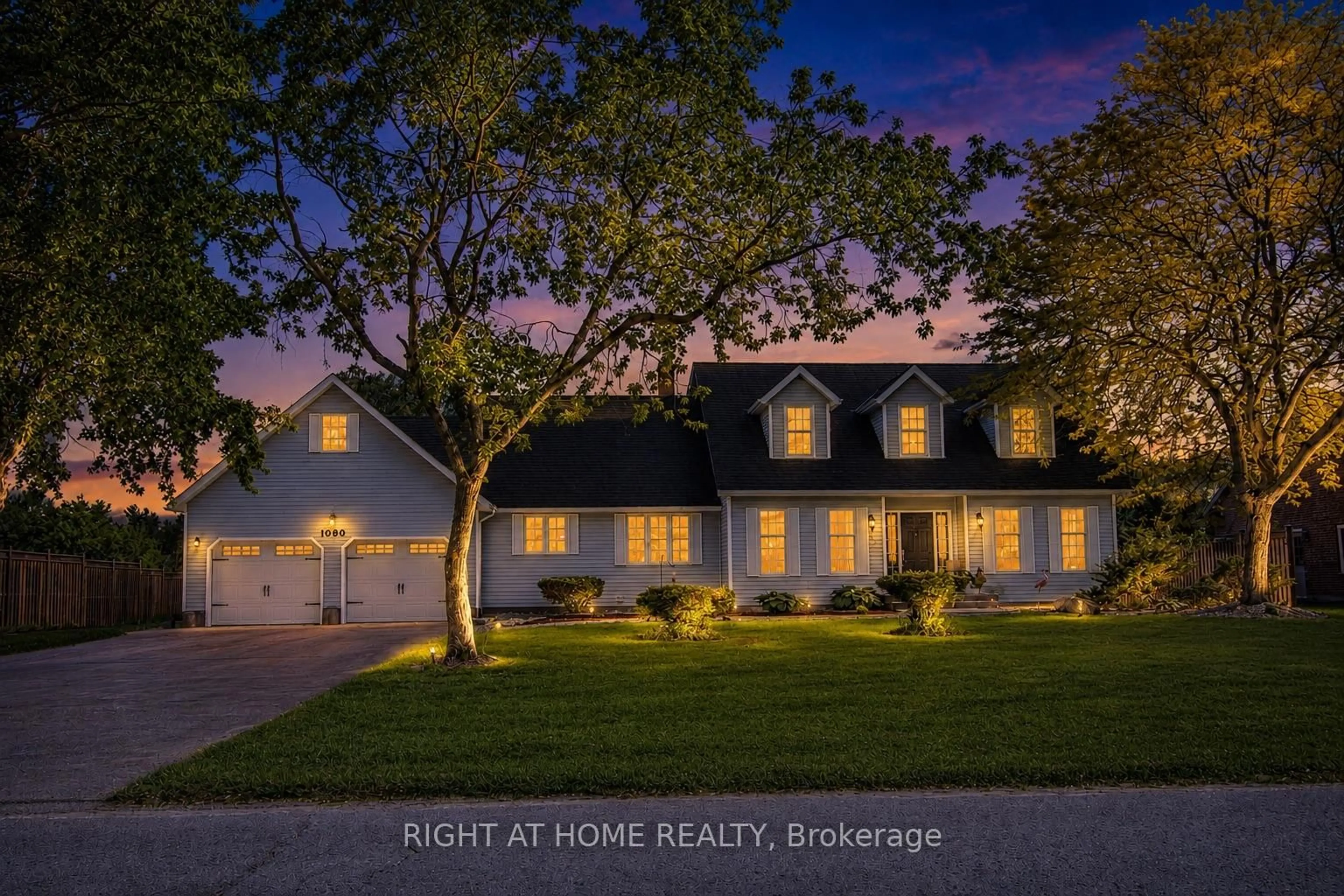 A pic from outside/outdoor area/front of a property/back of a property/a pic from drone, street for 1080 Quaker Rd, Pelham Ontario L3E 0M2