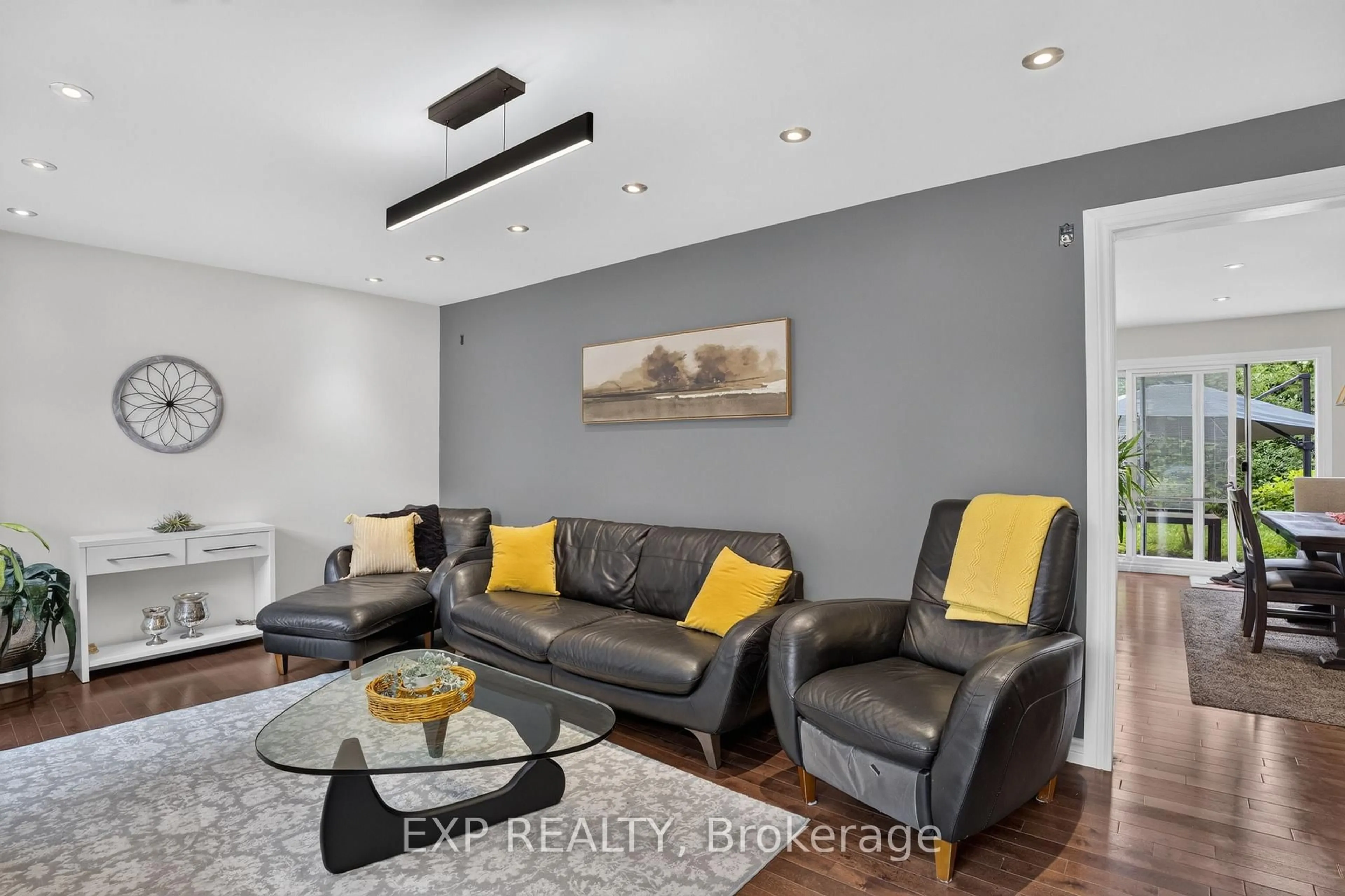 Living room with furniture, unknown for 2490 Regina St, Ottawa Ontario K2B 6X5