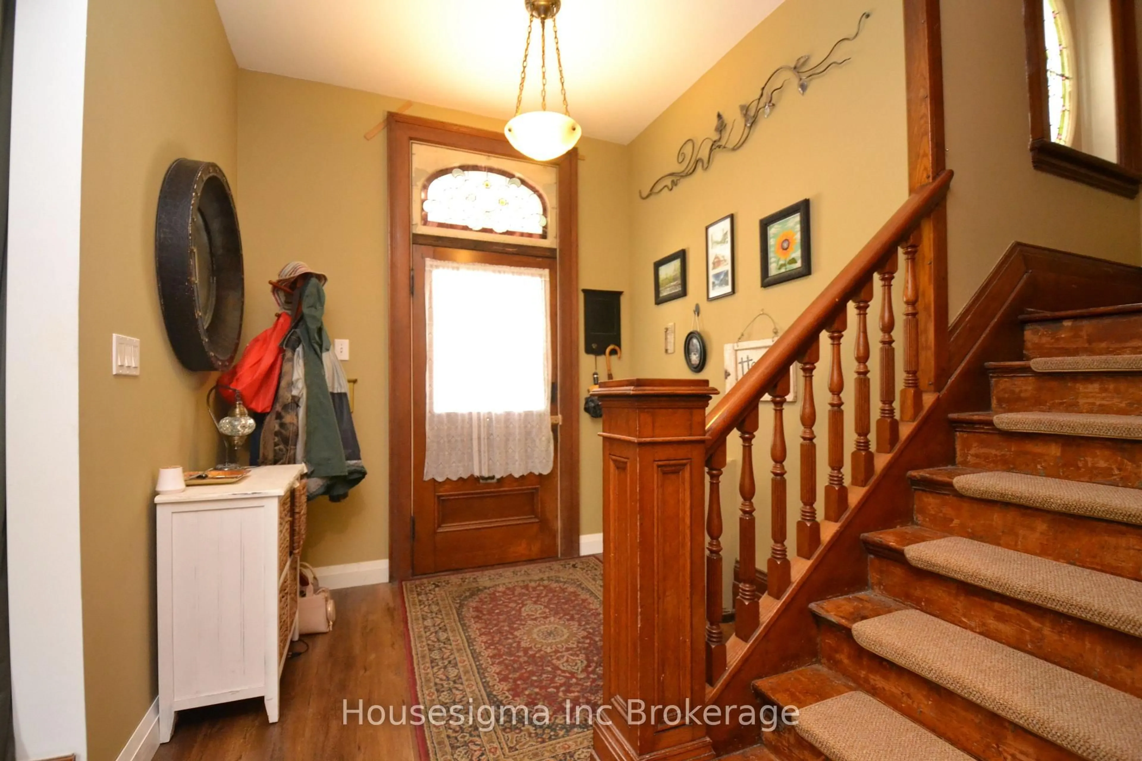 Indoor entryway for 738 Hounsfield St, Woodstock Ontario N4S 1P7