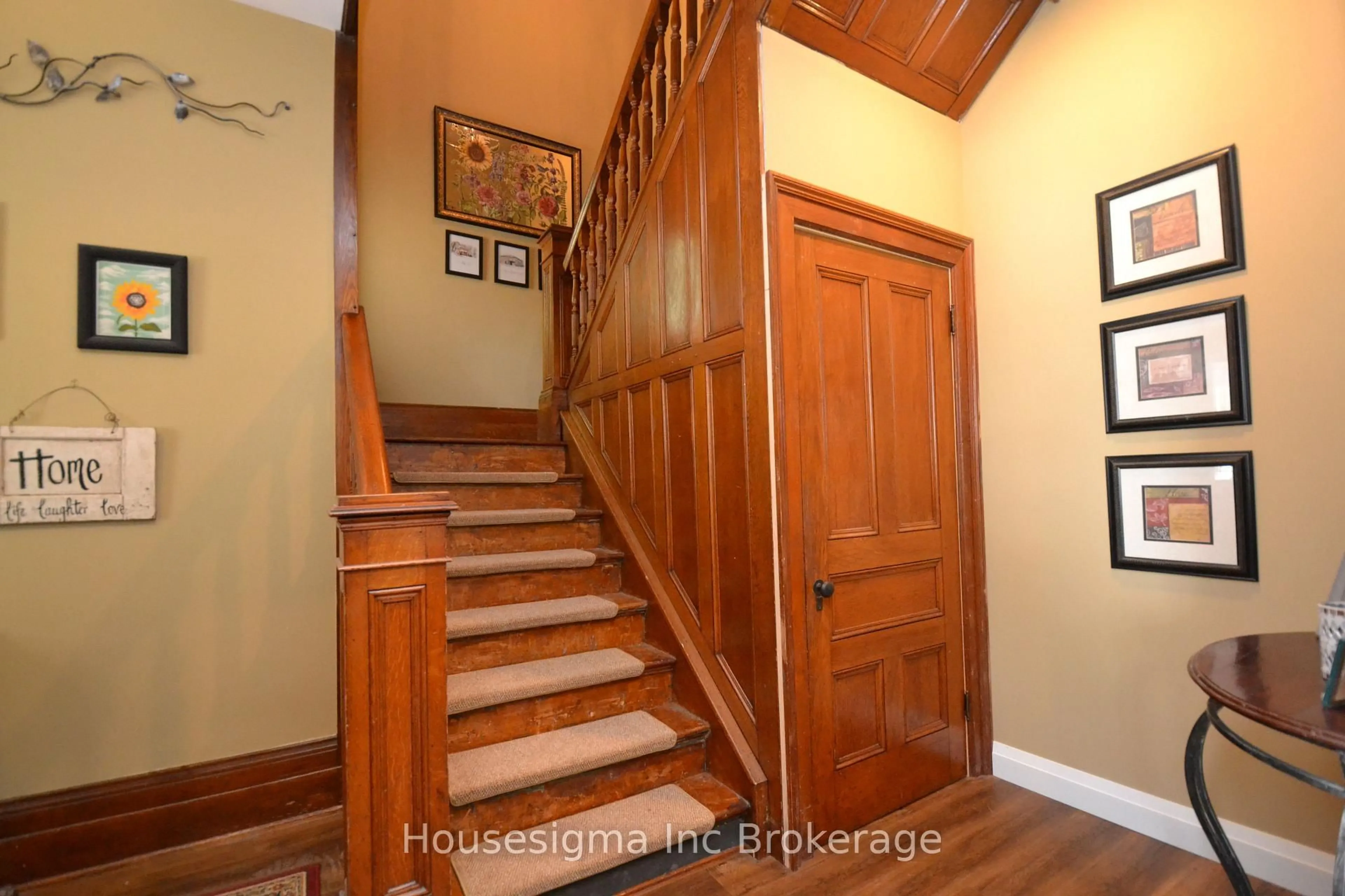 Indoor entryway for 738 Hounsfield St, Woodstock Ontario N4S 1P7