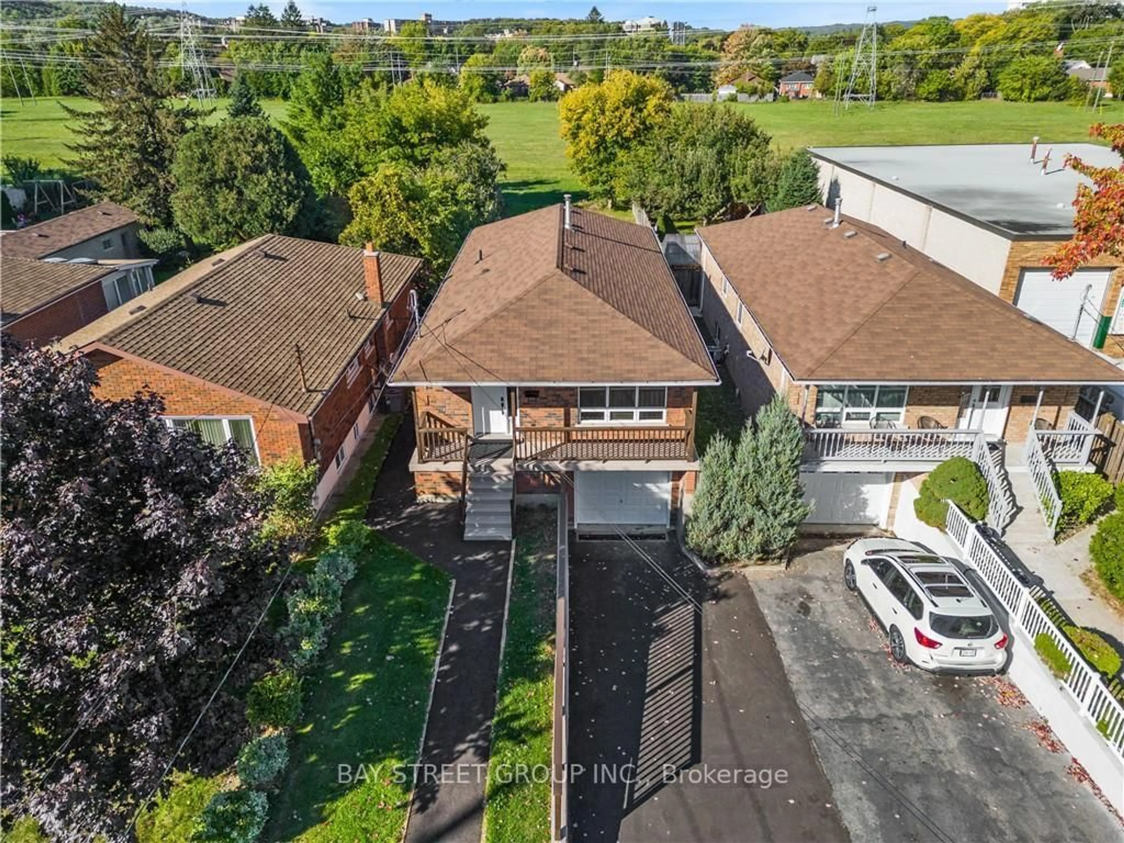 A pic from outside/outdoor area/front of a property/back of a property/a pic from drone, street for 66 Ewen Rd, Hamilton Ontario L8S 3C5