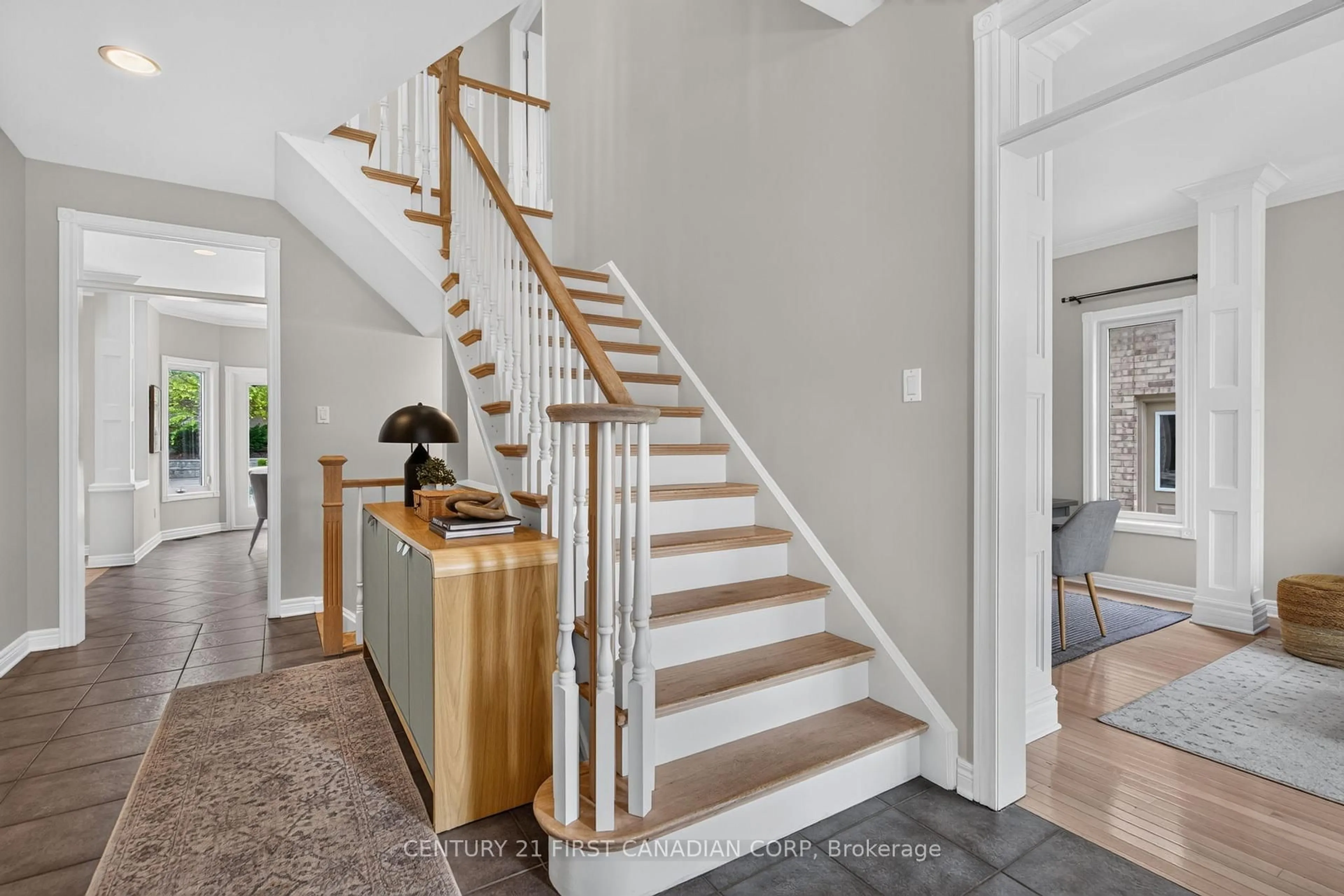 Indoor entryway for 1027 Manchester Rd, London North Ontario N6H 5J1