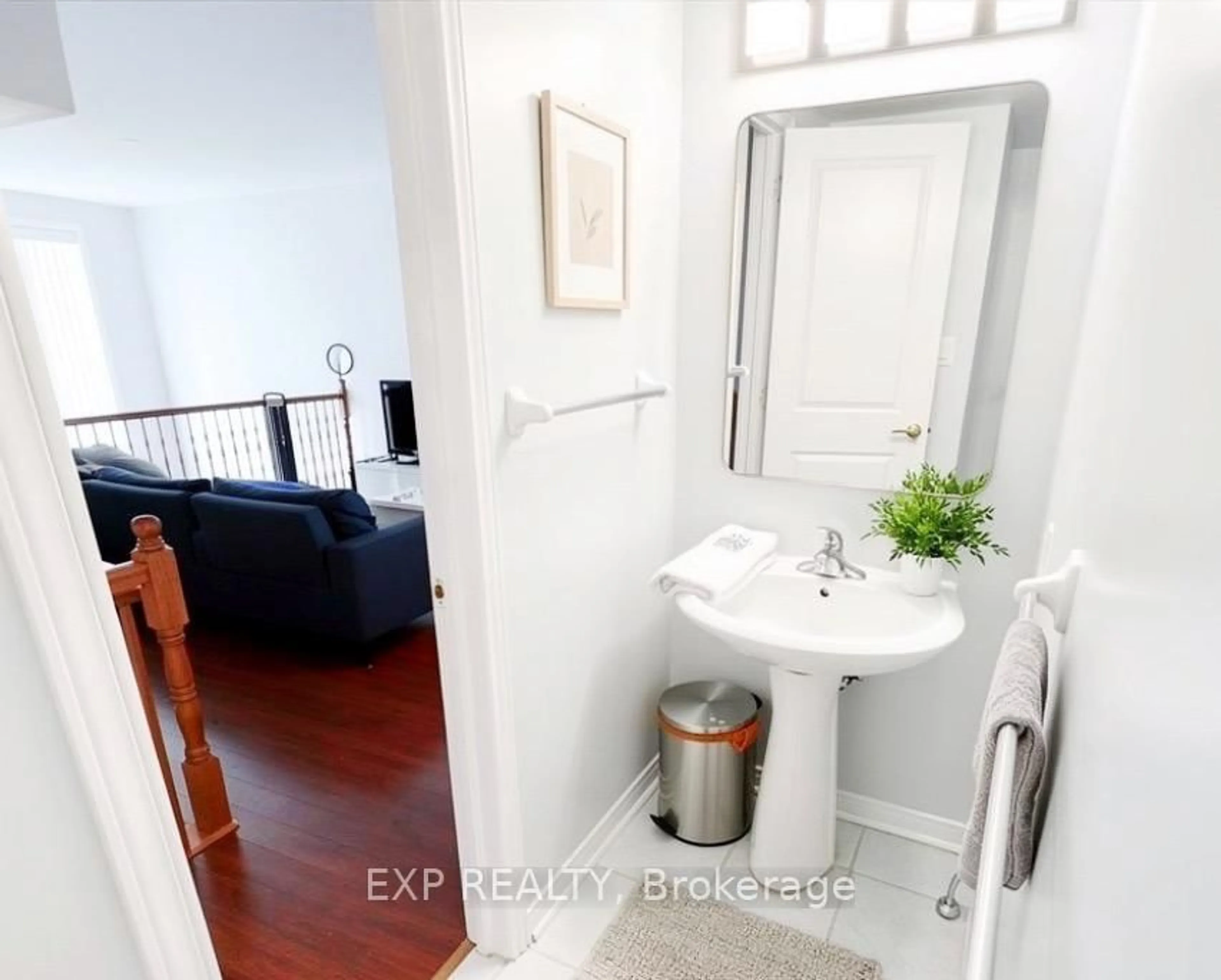Indoor entryway for 1512 WALKLEY Rd #100, Ottawa Ontario K1V 2G5