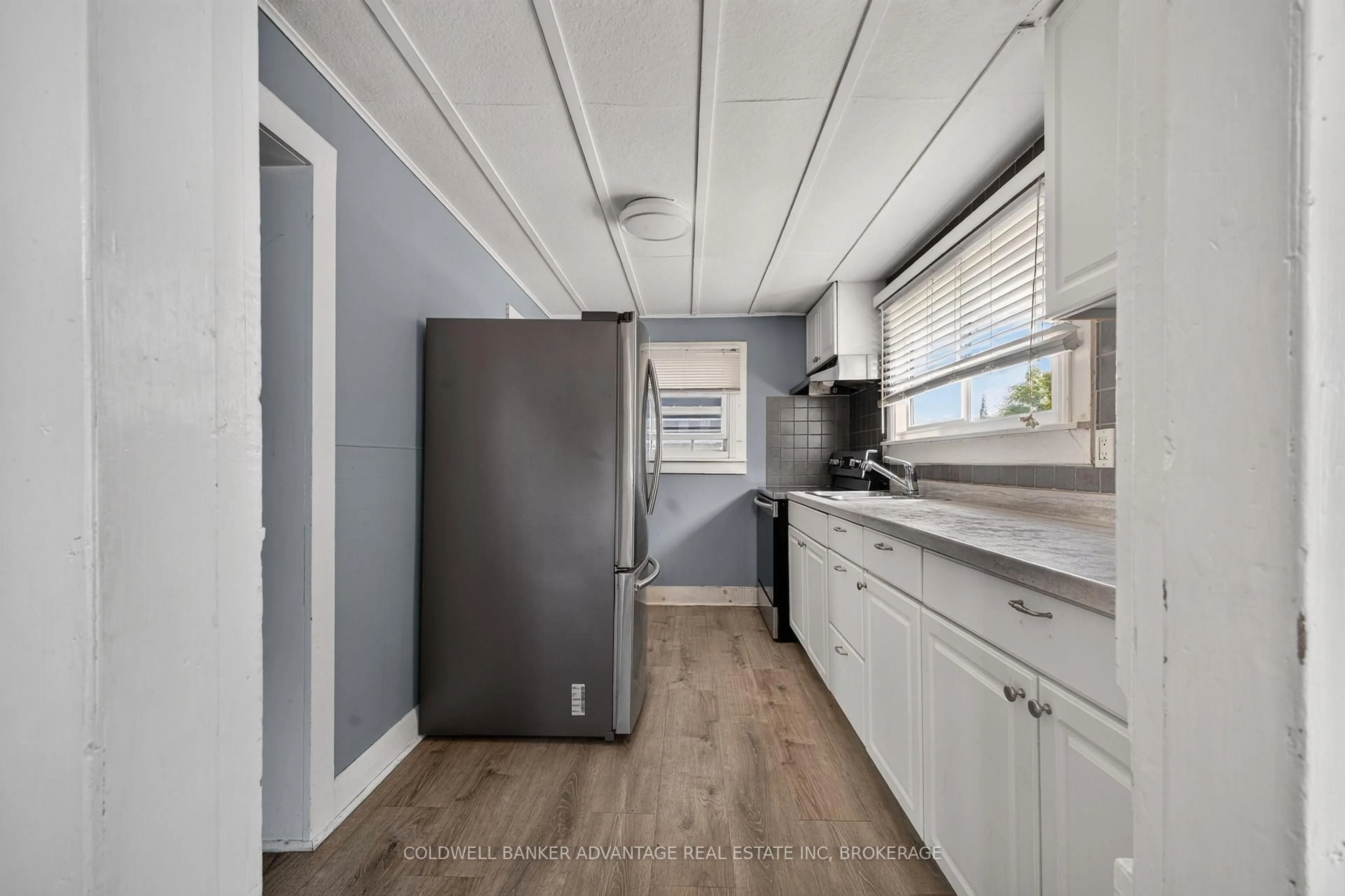 Standard kitchen, unknown for 69 DOLPHIN St, Port Colborne Ontario L3K 2J4