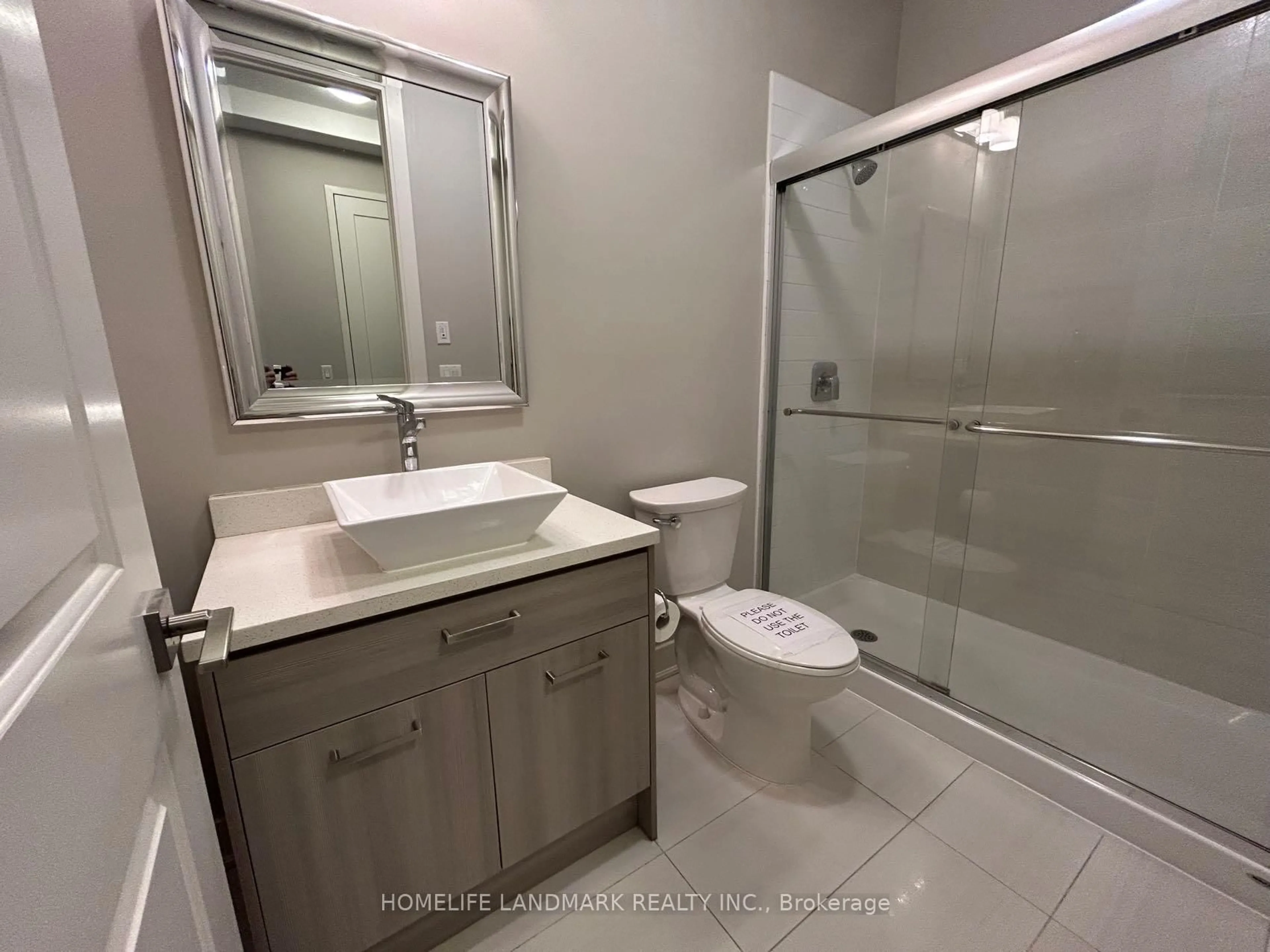 Standard bathroom, ceramic/tile floor for 150 MAIN St #710, Hamilton Ontario L8P 1H8