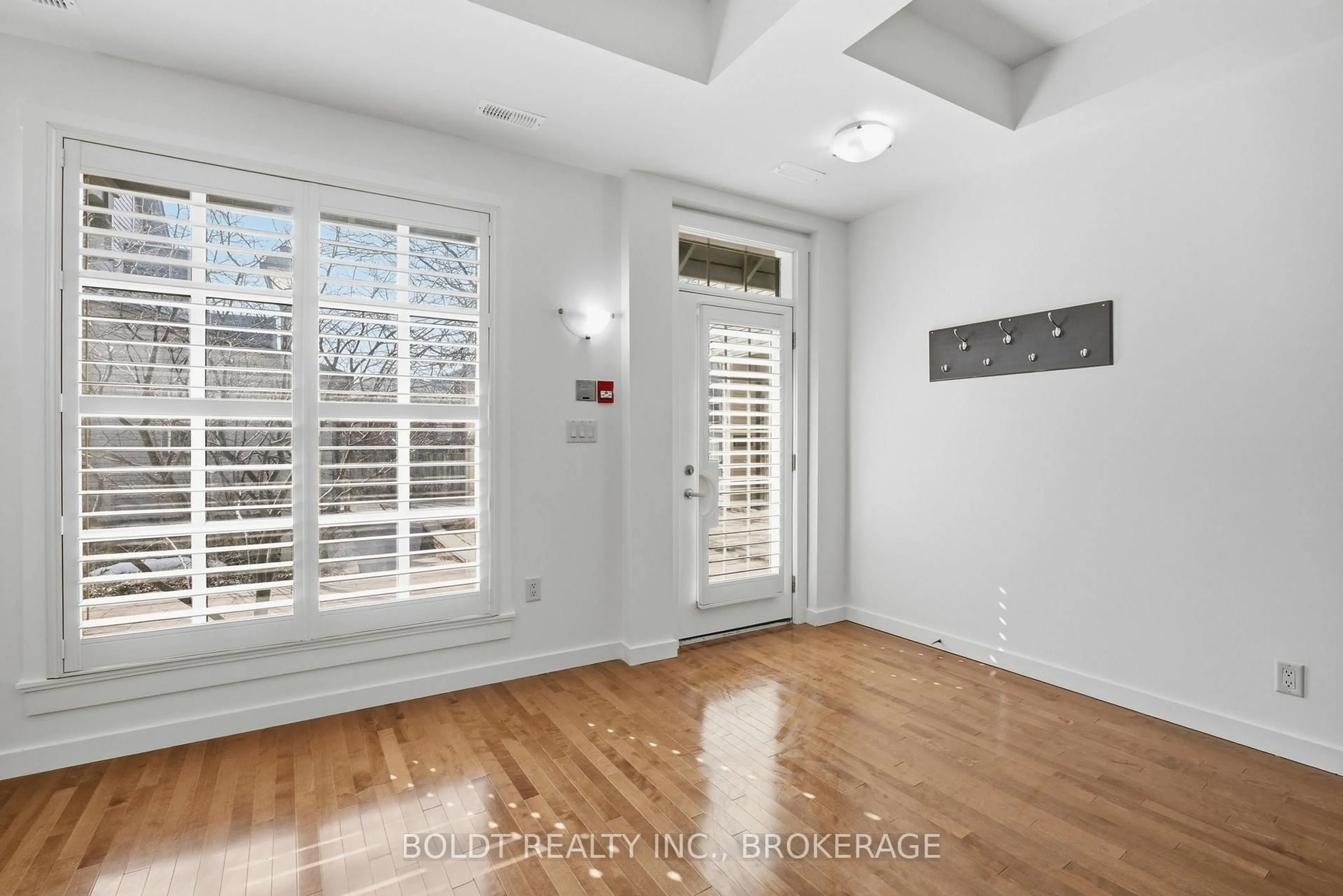 Indoor entryway for 49 ONTARIO St #8, Grimsby Ontario L3M 3H2