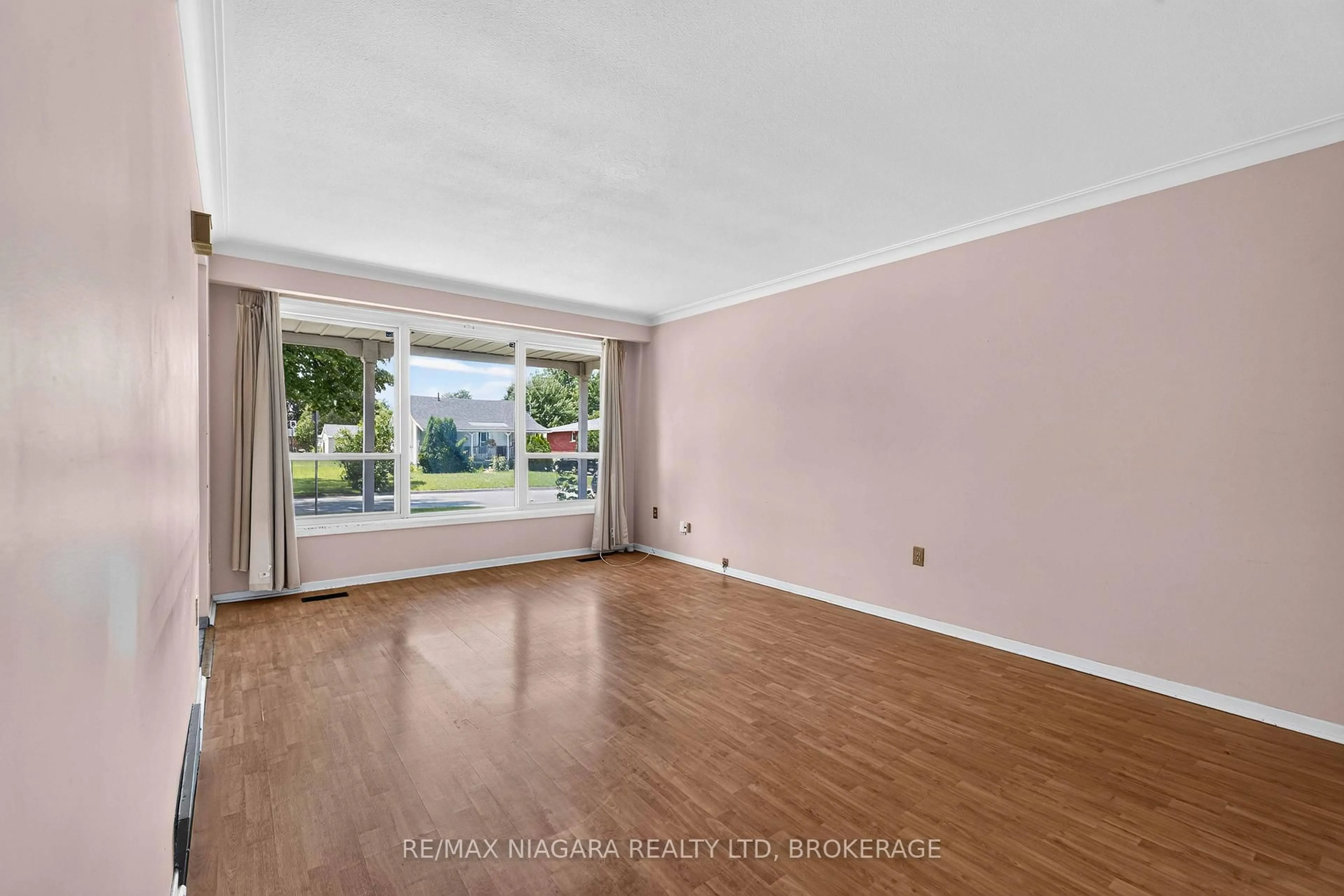 A pic of a room for 3440 St. Patrick Ave, Niagara Falls Ontario L2J 2N5