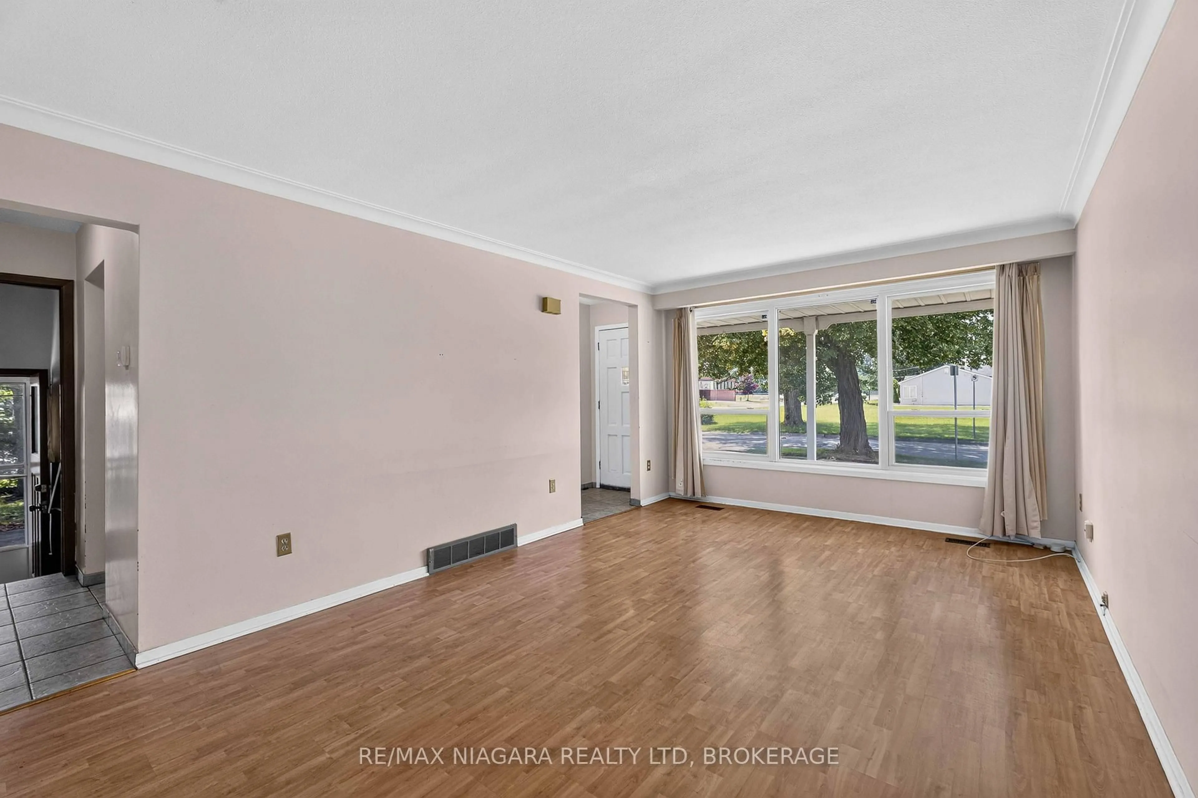 A pic of a room for 3440 St. Patrick Ave, Niagara Falls Ontario L2J 2N5