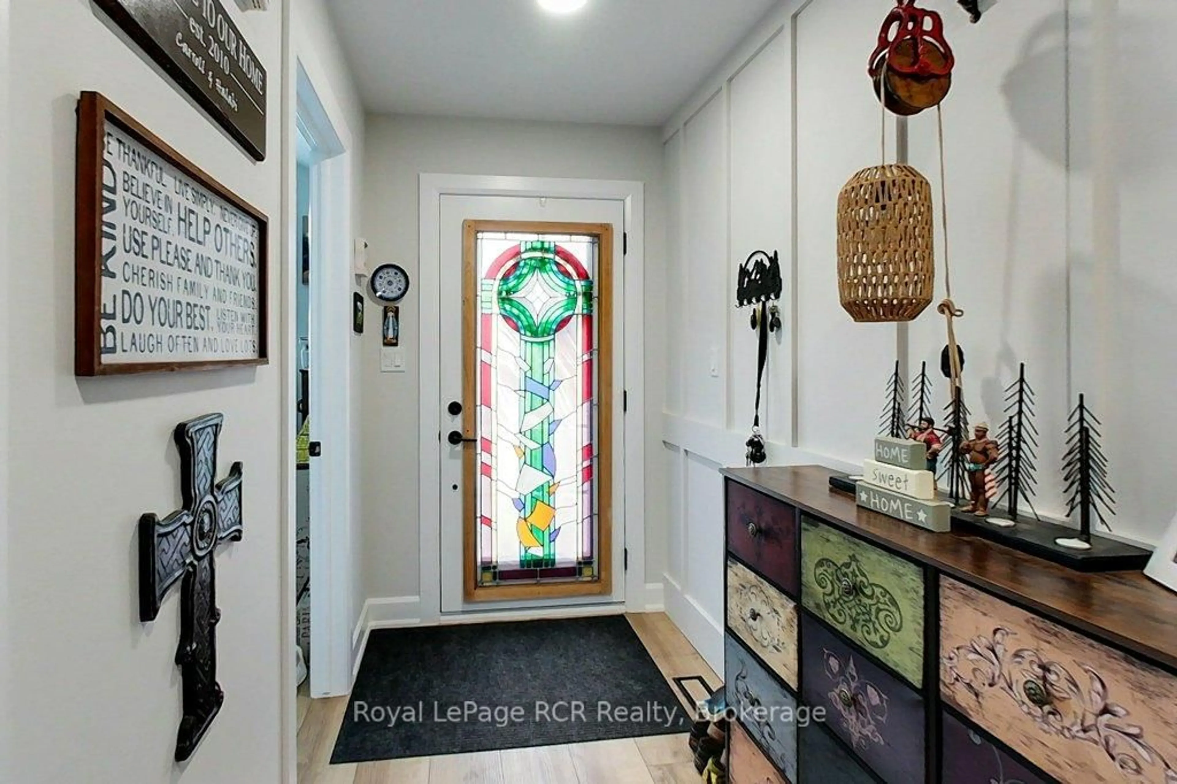 Indoor entryway for 815 18th St, Hanover Ontario N4N 0C5