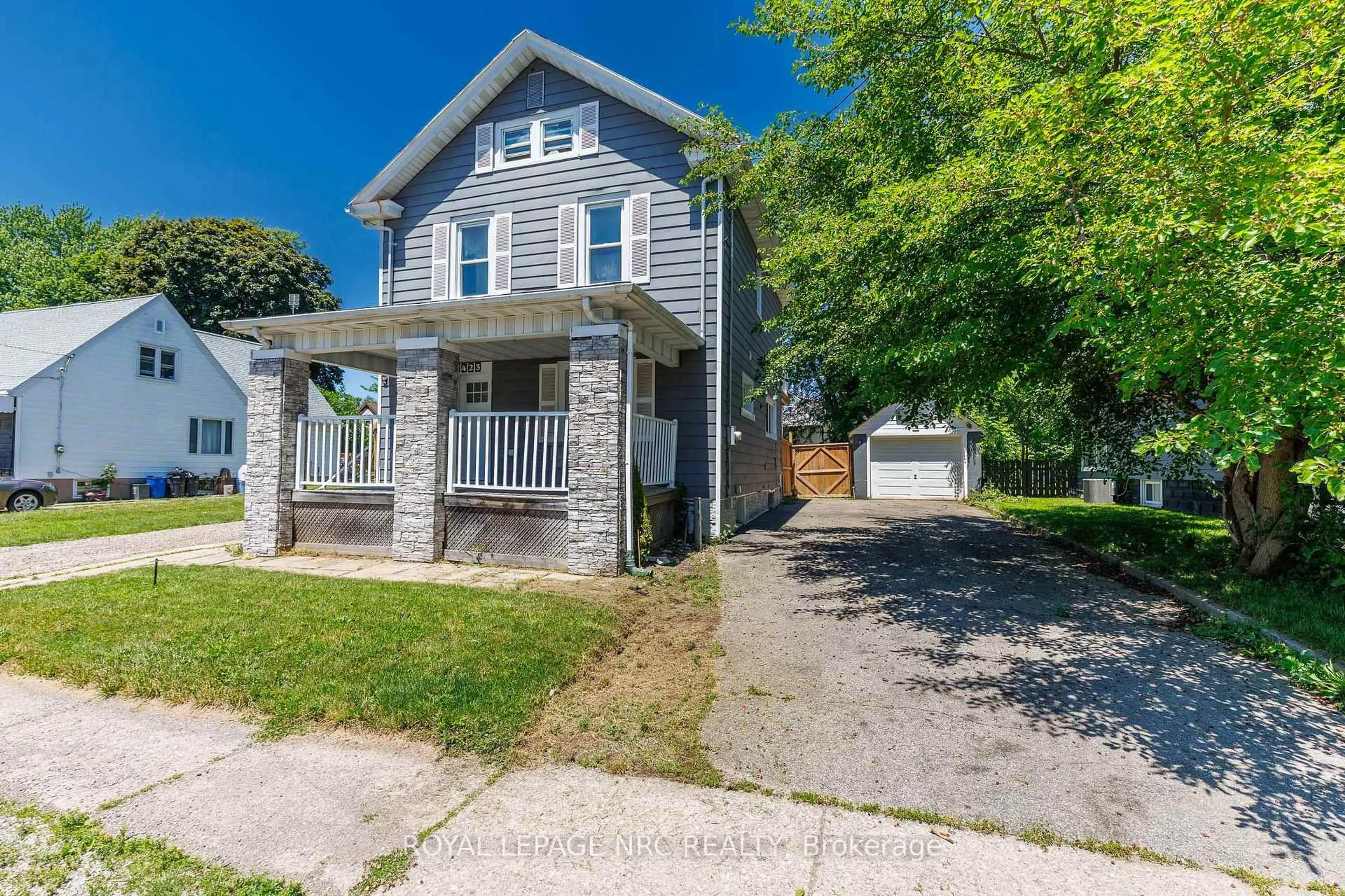 A pic from outside/outdoor area/front of a property/back of a property/a pic from drone, street for 6423 Barker St, Niagara Falls Ontario L2G 1Y6