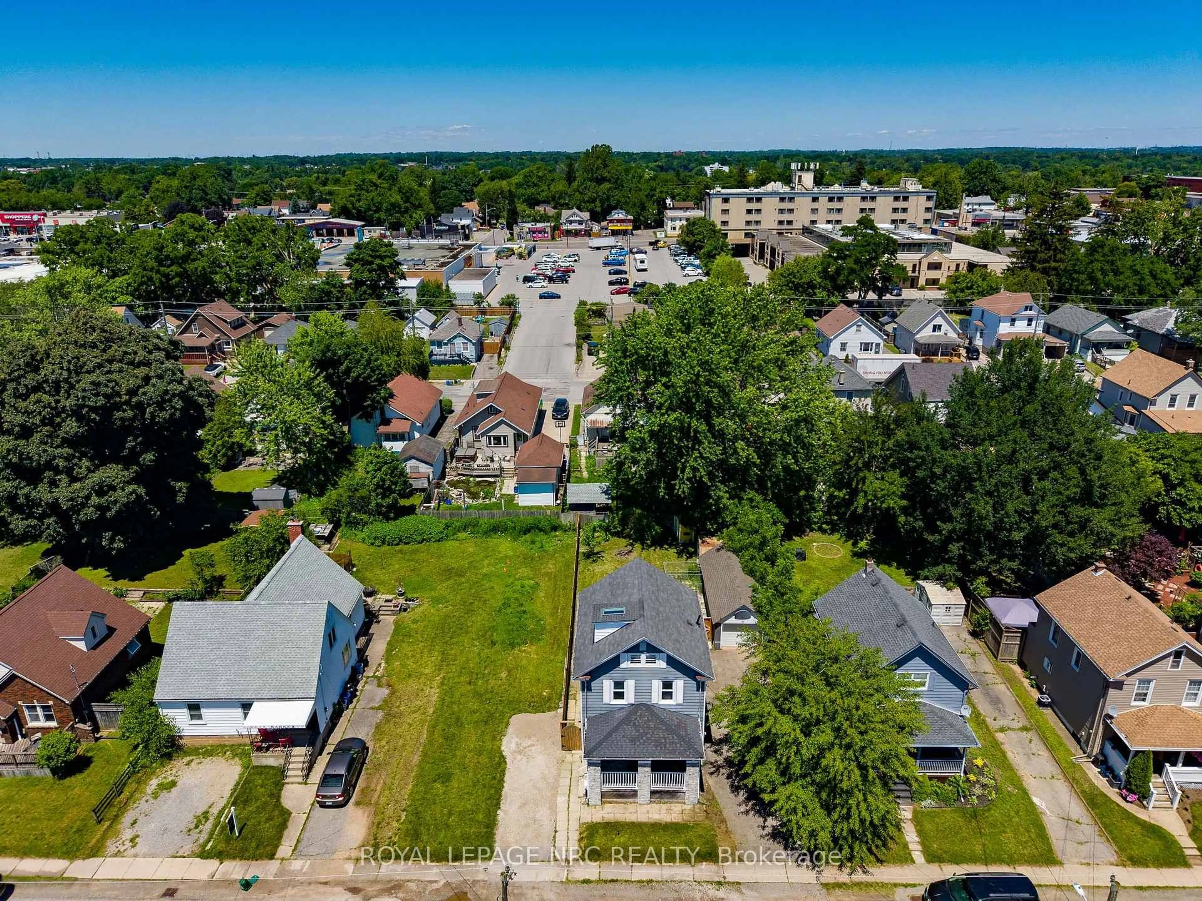 A pic from outside/outdoor area/front of a property/back of a property/a pic from drone, street for 6423 Barker St, Niagara Falls Ontario L2G 1Y6