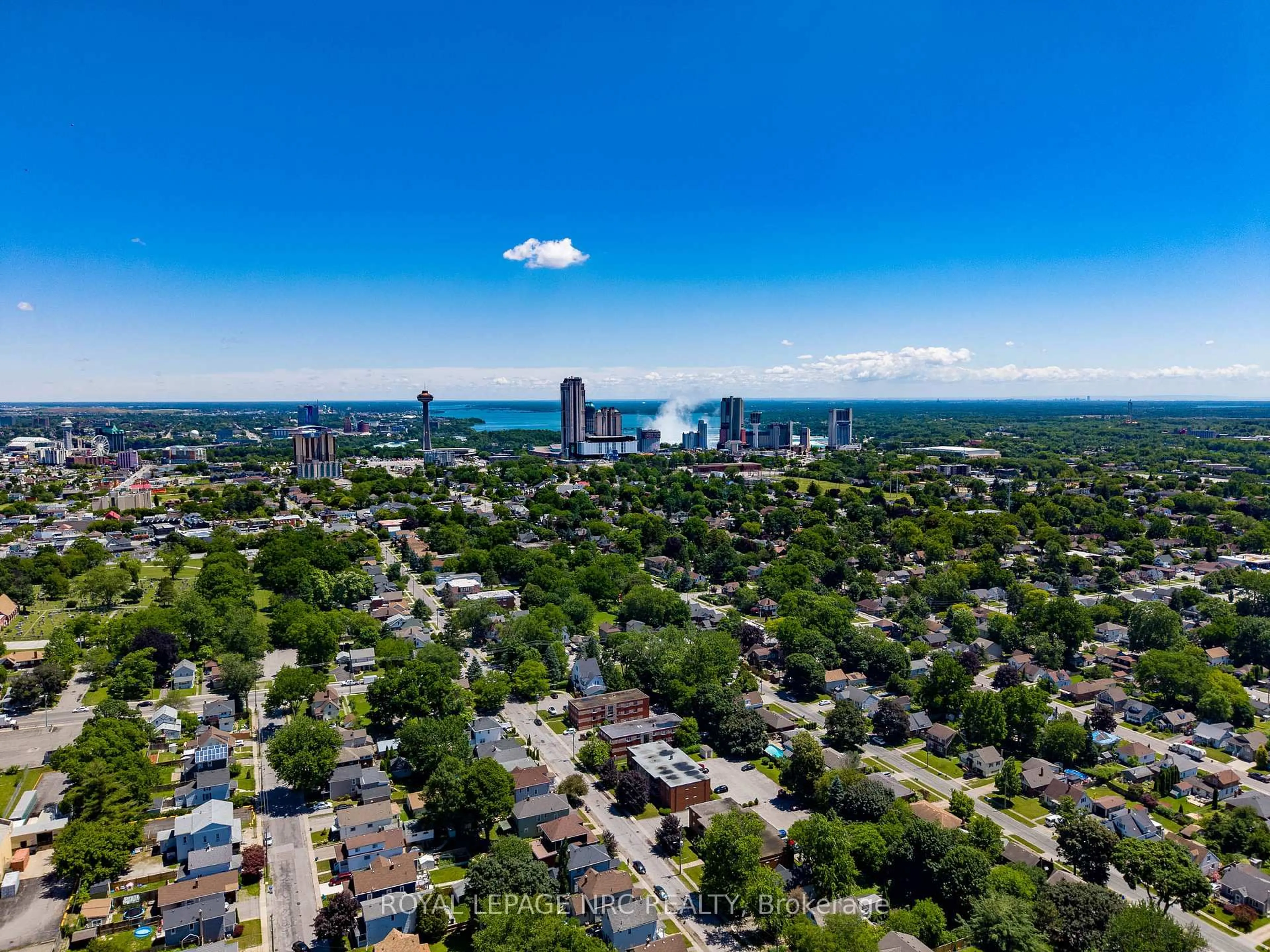 A pic from outside/outdoor area/front of a property/back of a property/a pic from drone, city buildings view from balcony for 6423 Barker St, Niagara Falls Ontario L2G 1Y6