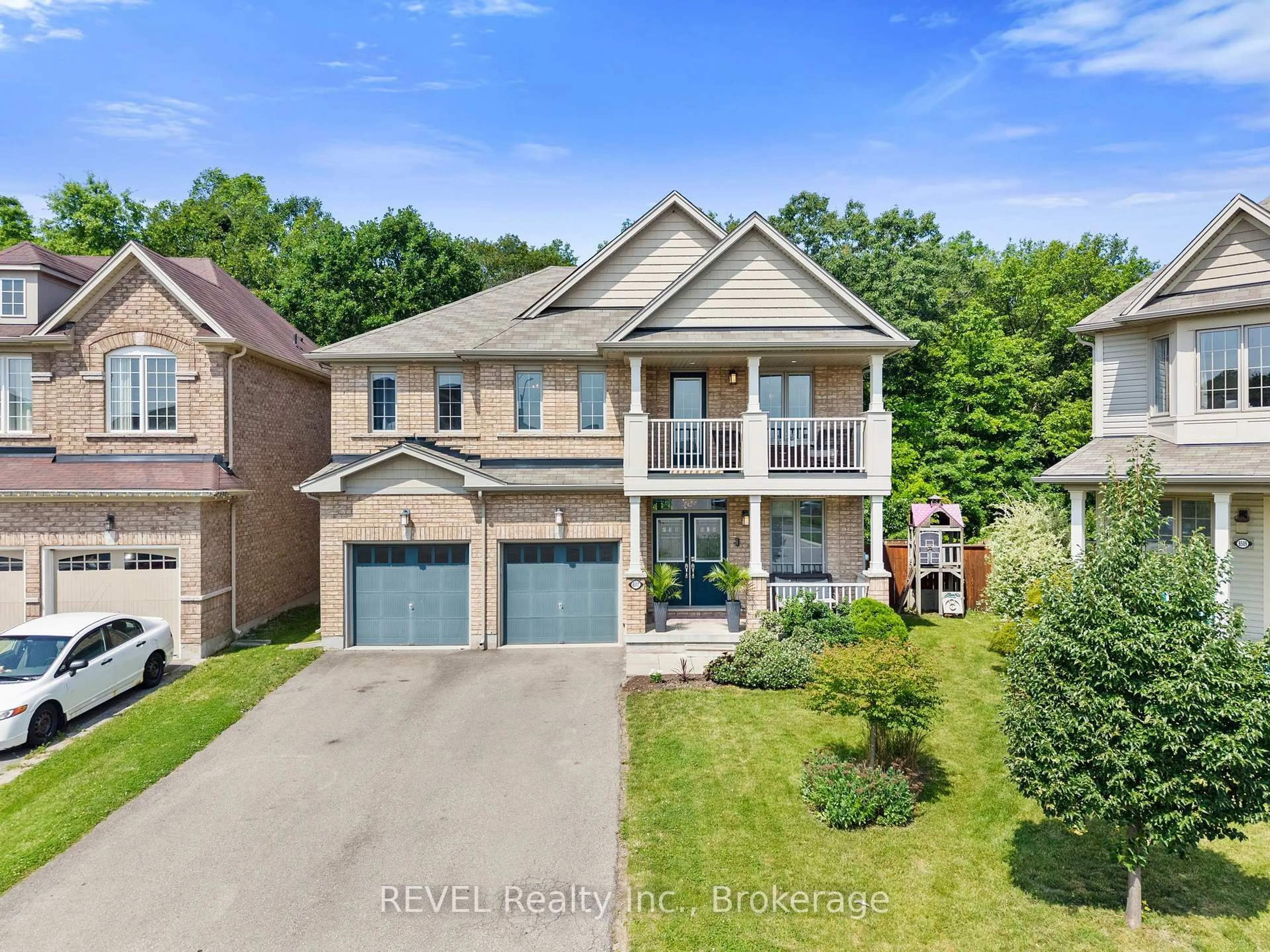 A pic from outside/outdoor area/front of a property/back of a property/a pic from drone, street for 8517 Sweet Chestnut Dr, Niagara Falls Ontario L2H 0N1
