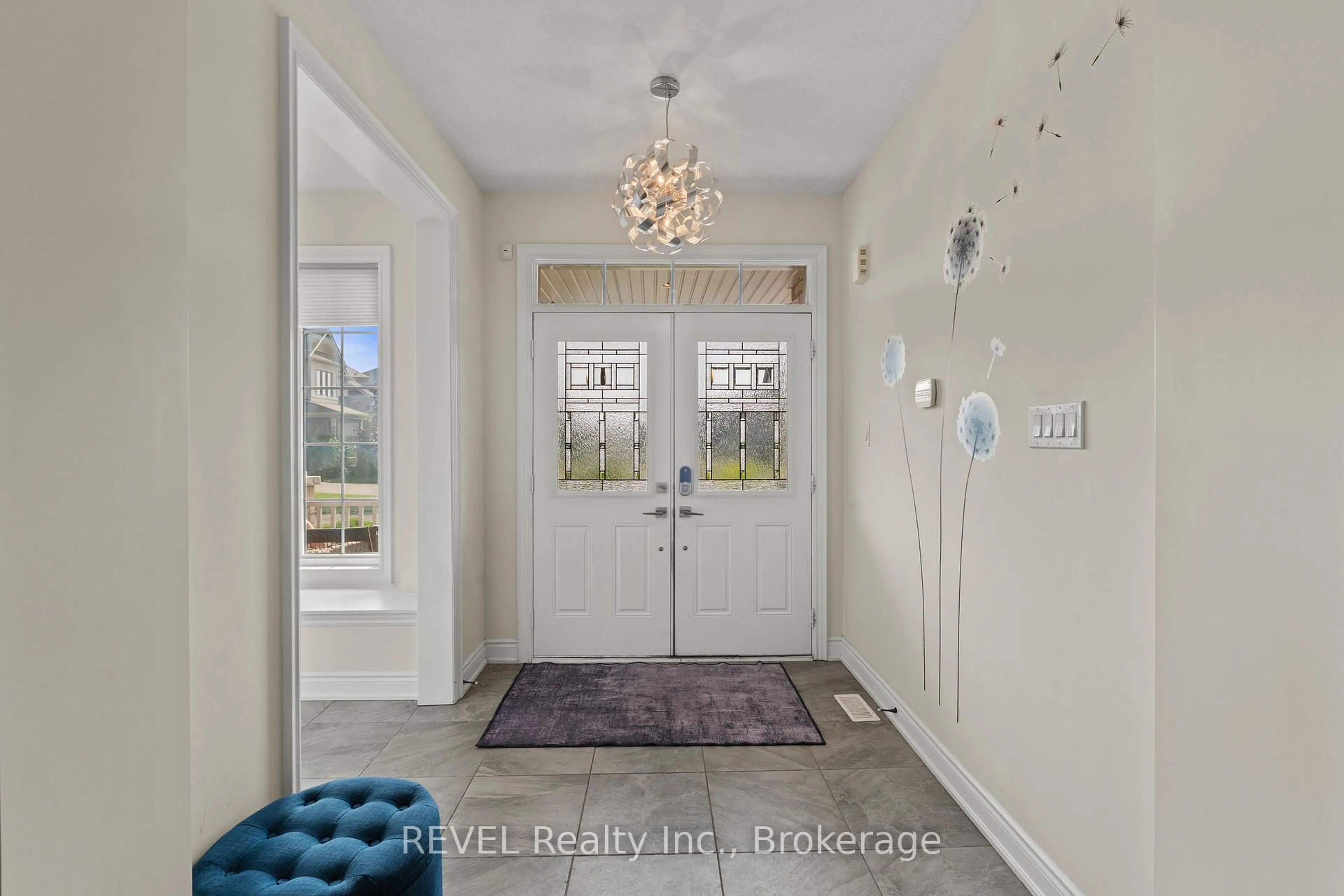 Indoor entryway for 8517 Sweet Chestnut Dr, Niagara Falls Ontario L2H 0N1
