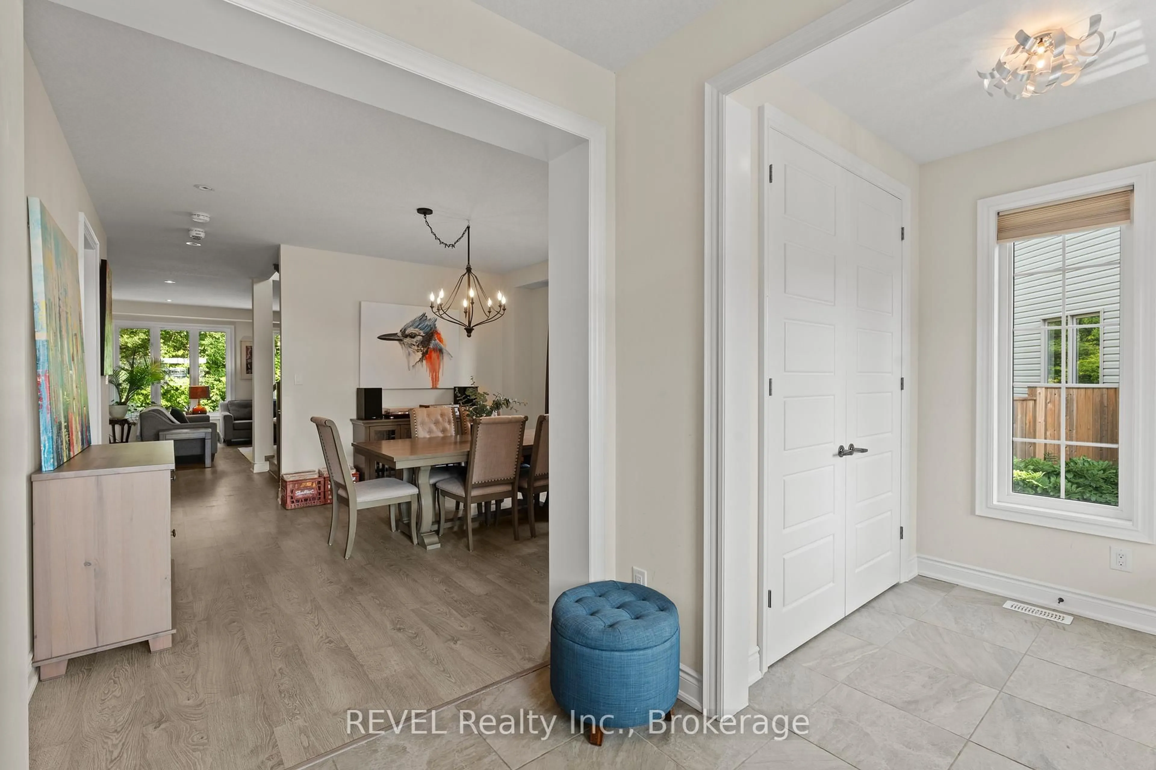 Indoor entryway for 8517 Sweet Chestnut Dr, Niagara Falls Ontario L2H 0N1