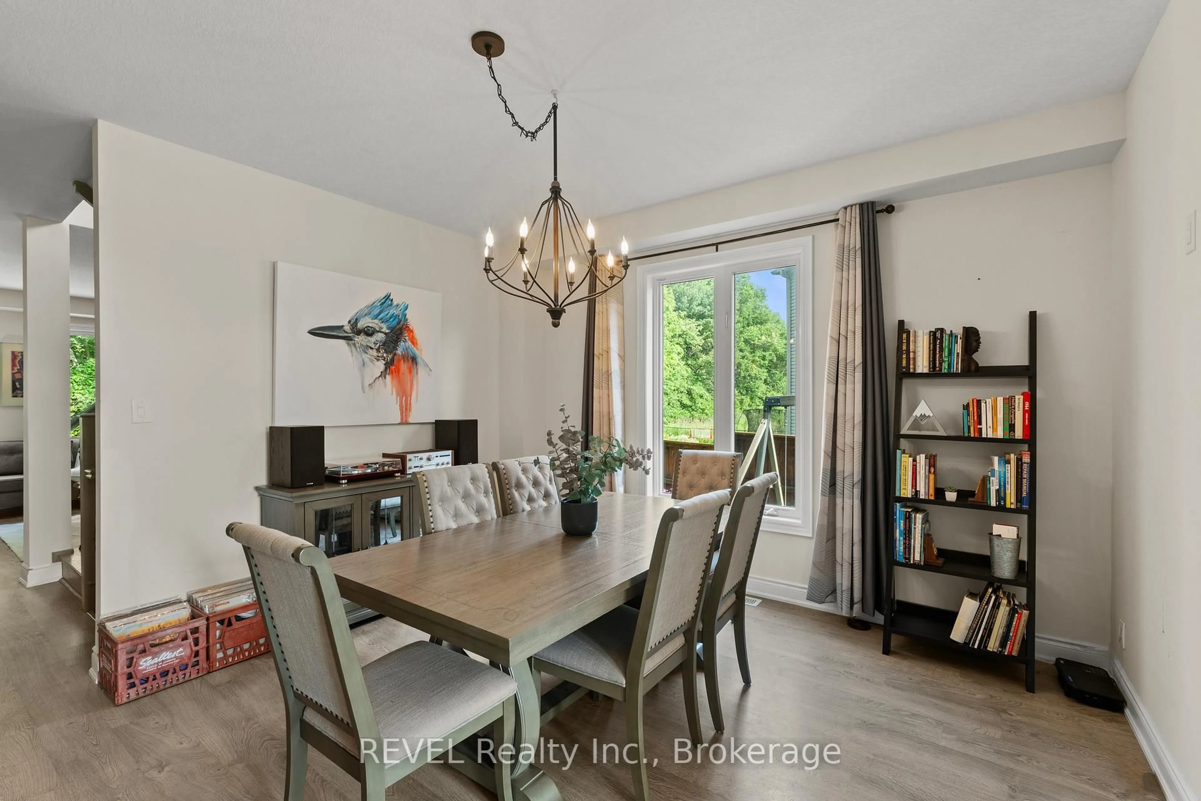 Dining room, wood/laminate floor for 8517 Sweet Chestnut Dr, Niagara Falls Ontario L2H 0N1