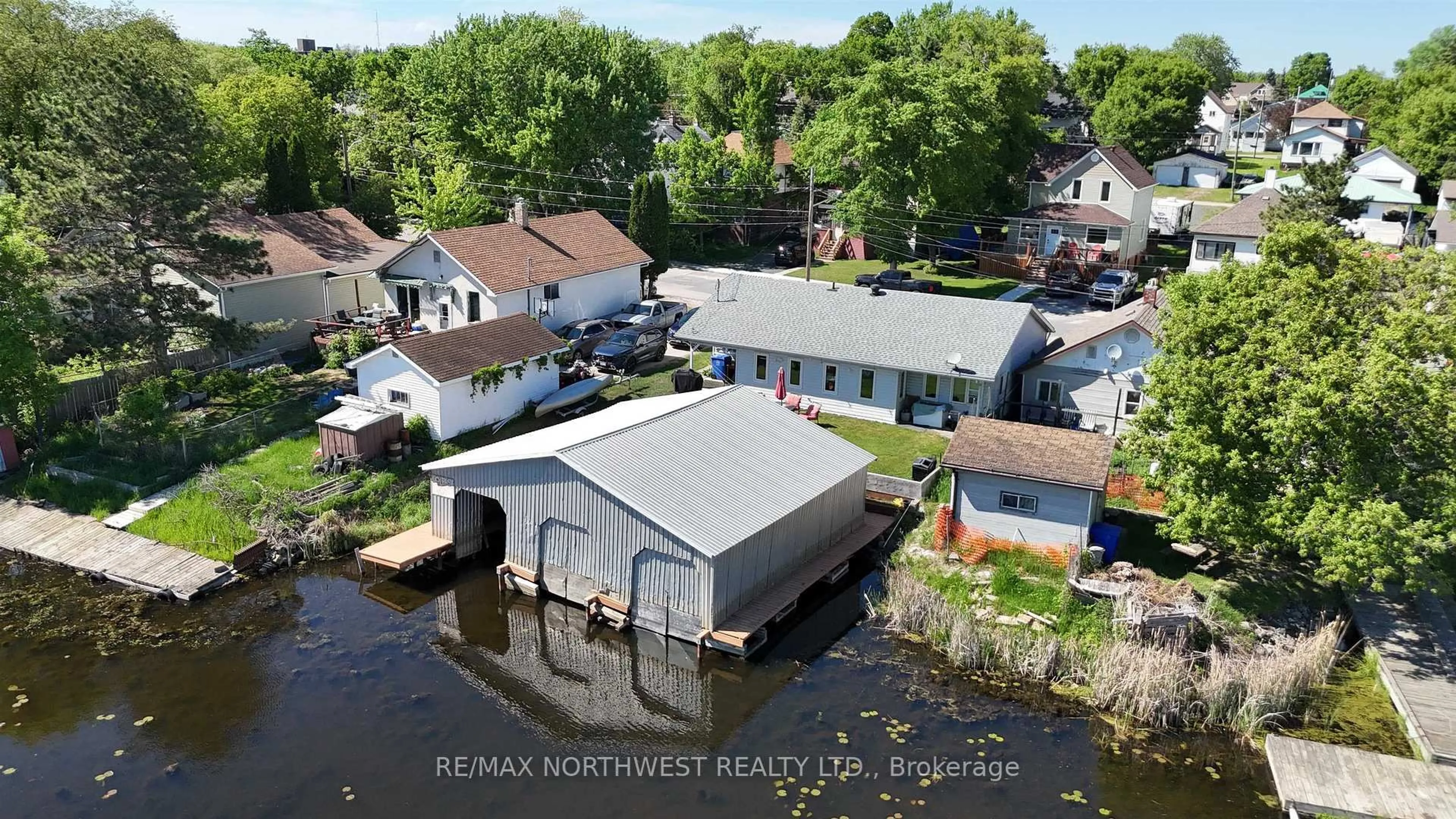 A pic from outside/outdoor area/front of a property/back of a property/a pic from drone, water/lake/river/ocean view for 817 SECOND ST S, Kenora Ontario P9N 1H6