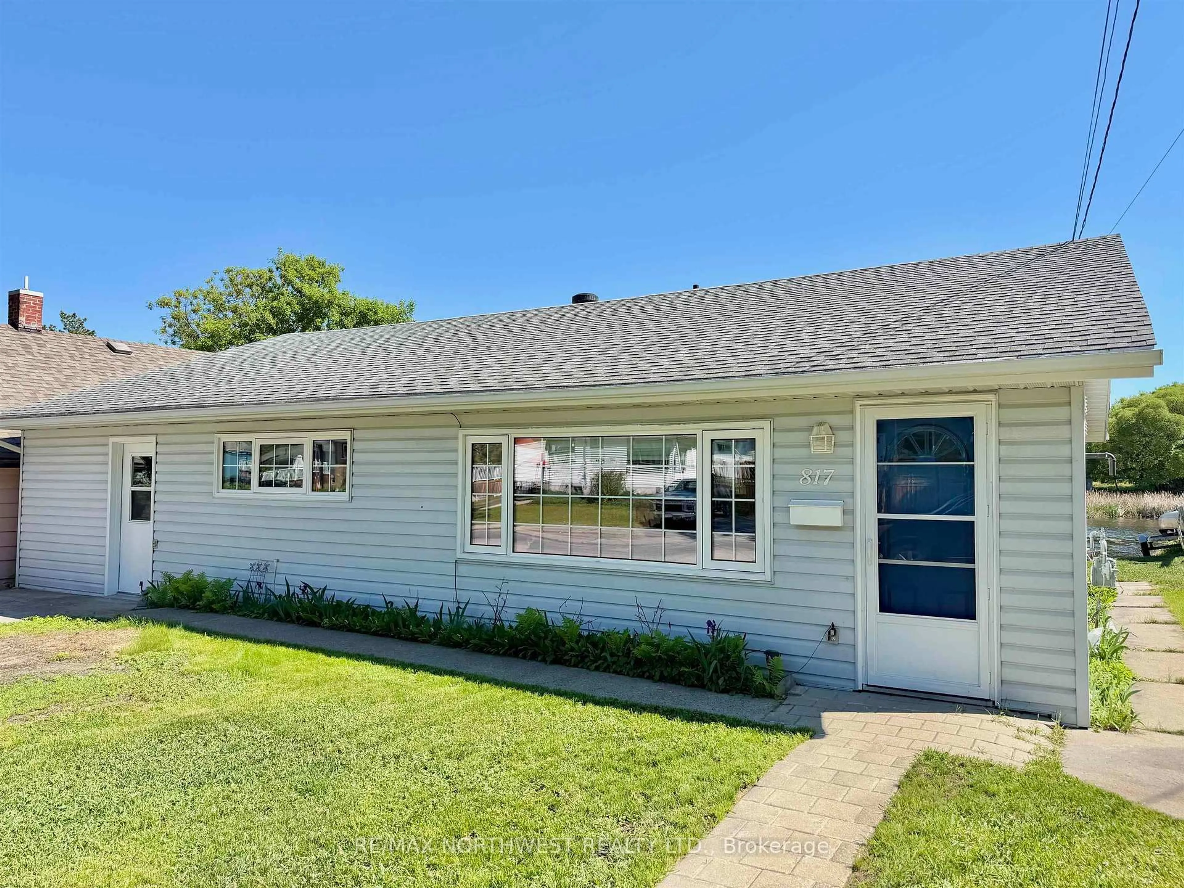 Home with vinyl exterior material, street for 817 SECOND ST S, Kenora Ontario P9N 1H6