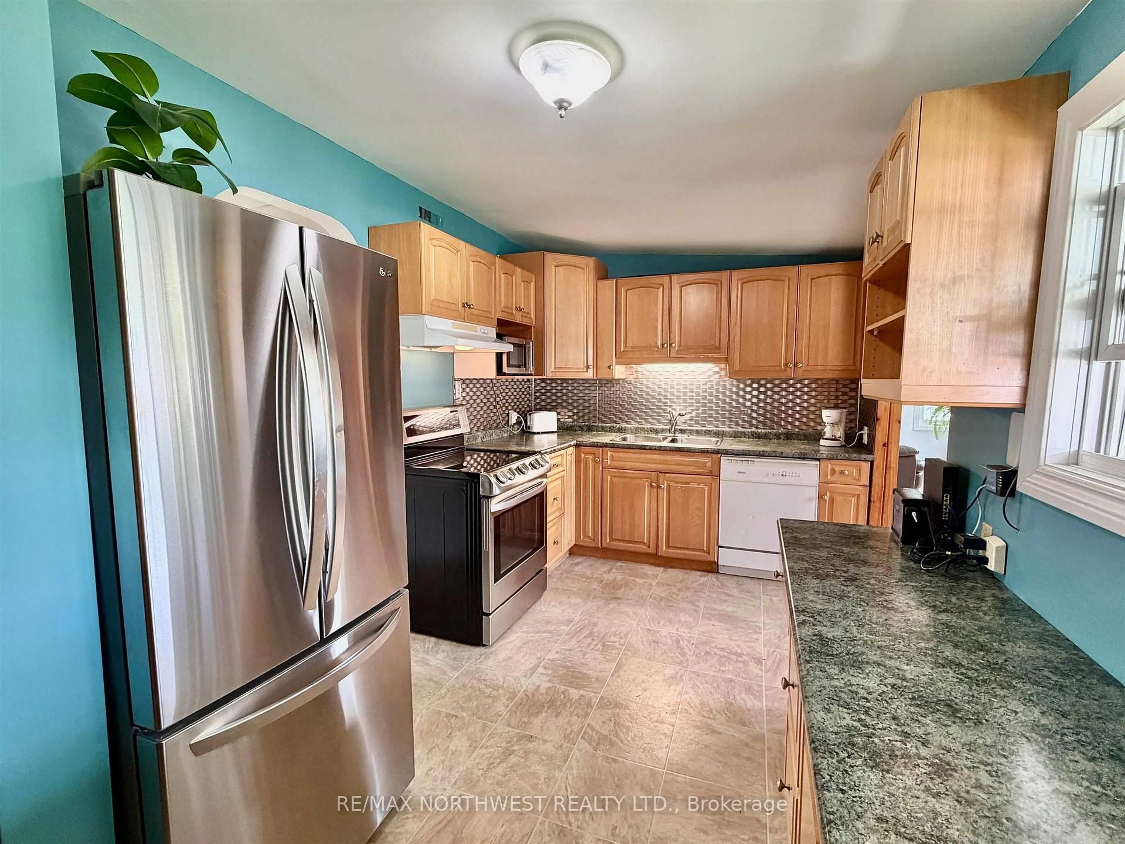 Standard kitchen, unknown for 817 SECOND ST S, Kenora Ontario P9N 1H6