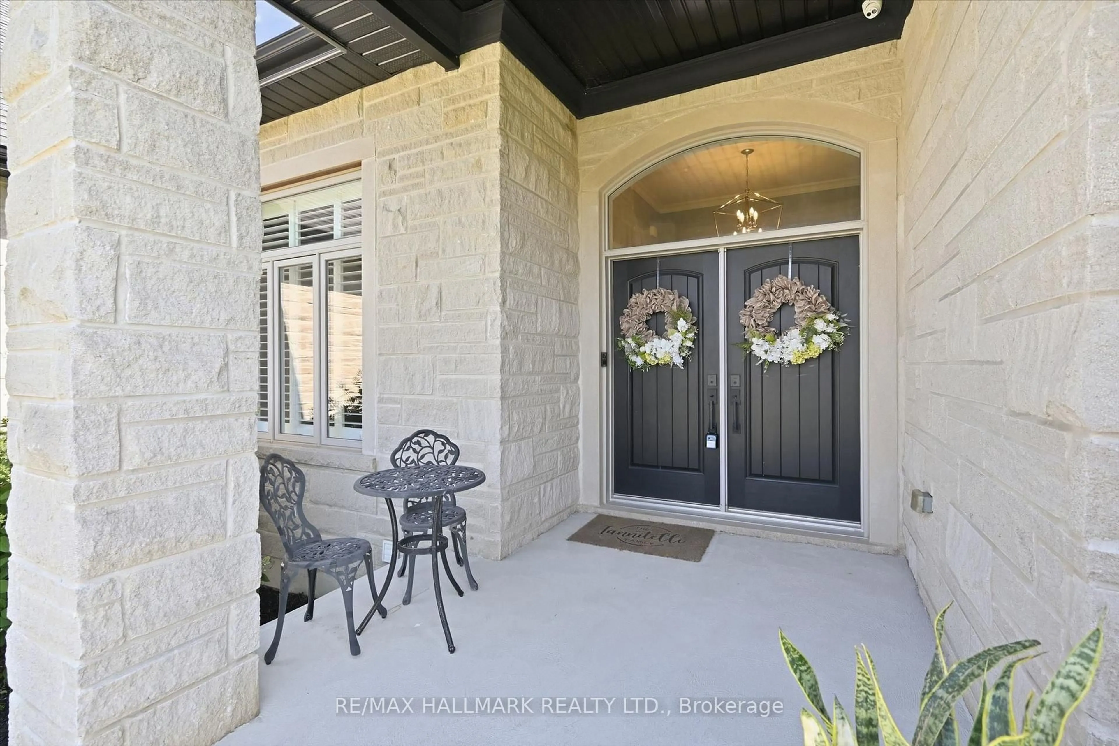 Indoor entryway for 18 Kramer Crt, Haldimand Ontario N0A 1R0