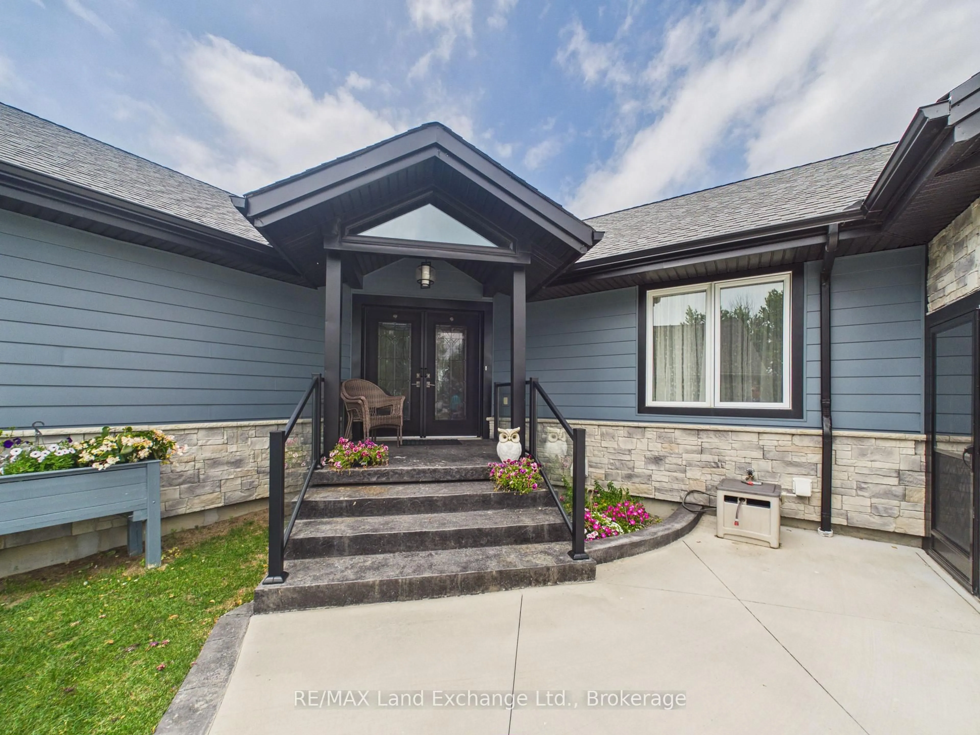 Home with vinyl exterior material, street for 752 Lake Range Dr, Huron-Kinloss Ontario N2Z 0B3