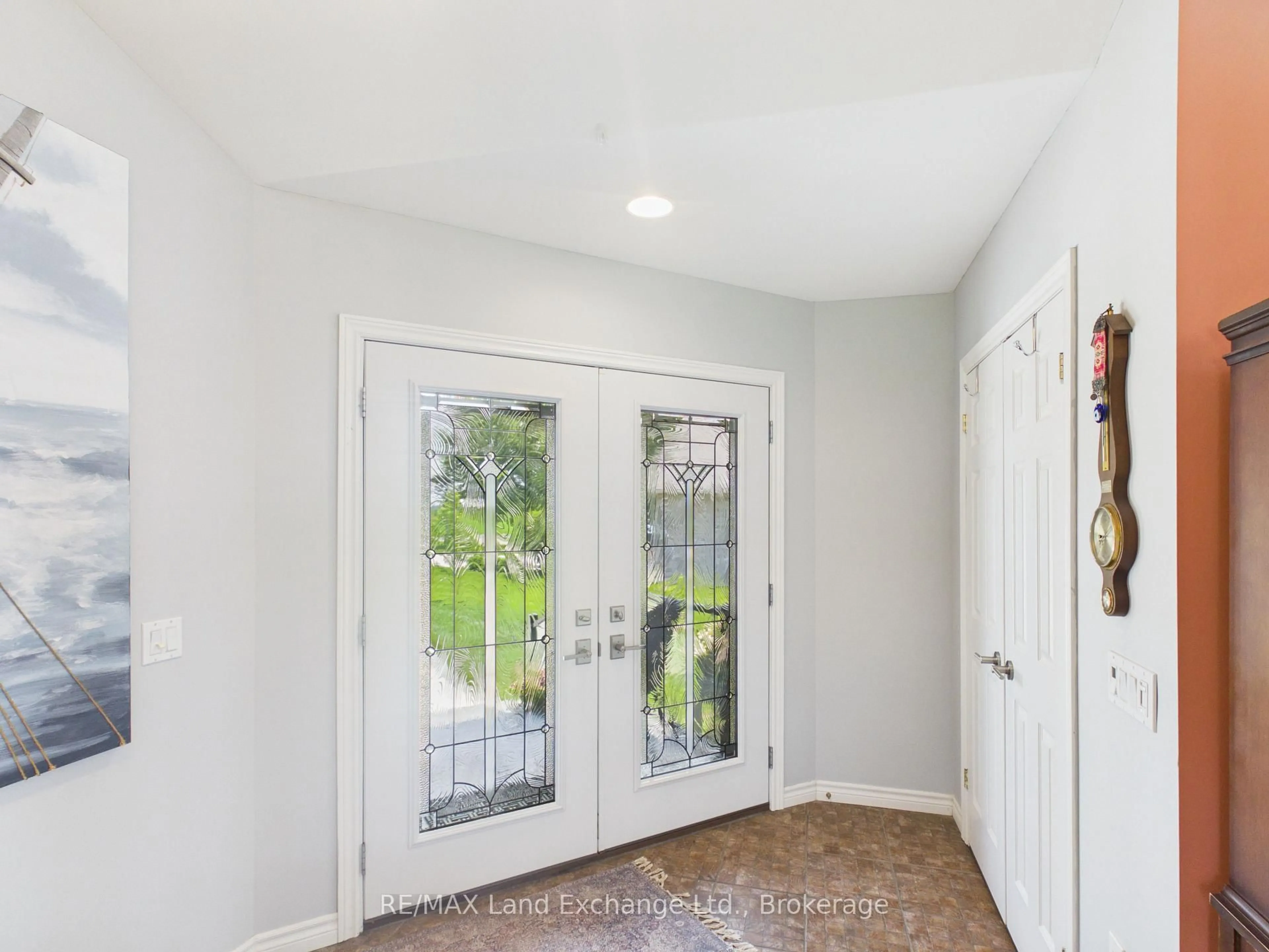 Indoor entryway for 752 Lake Range Dr, Huron-Kinloss Ontario N2Z 0B3