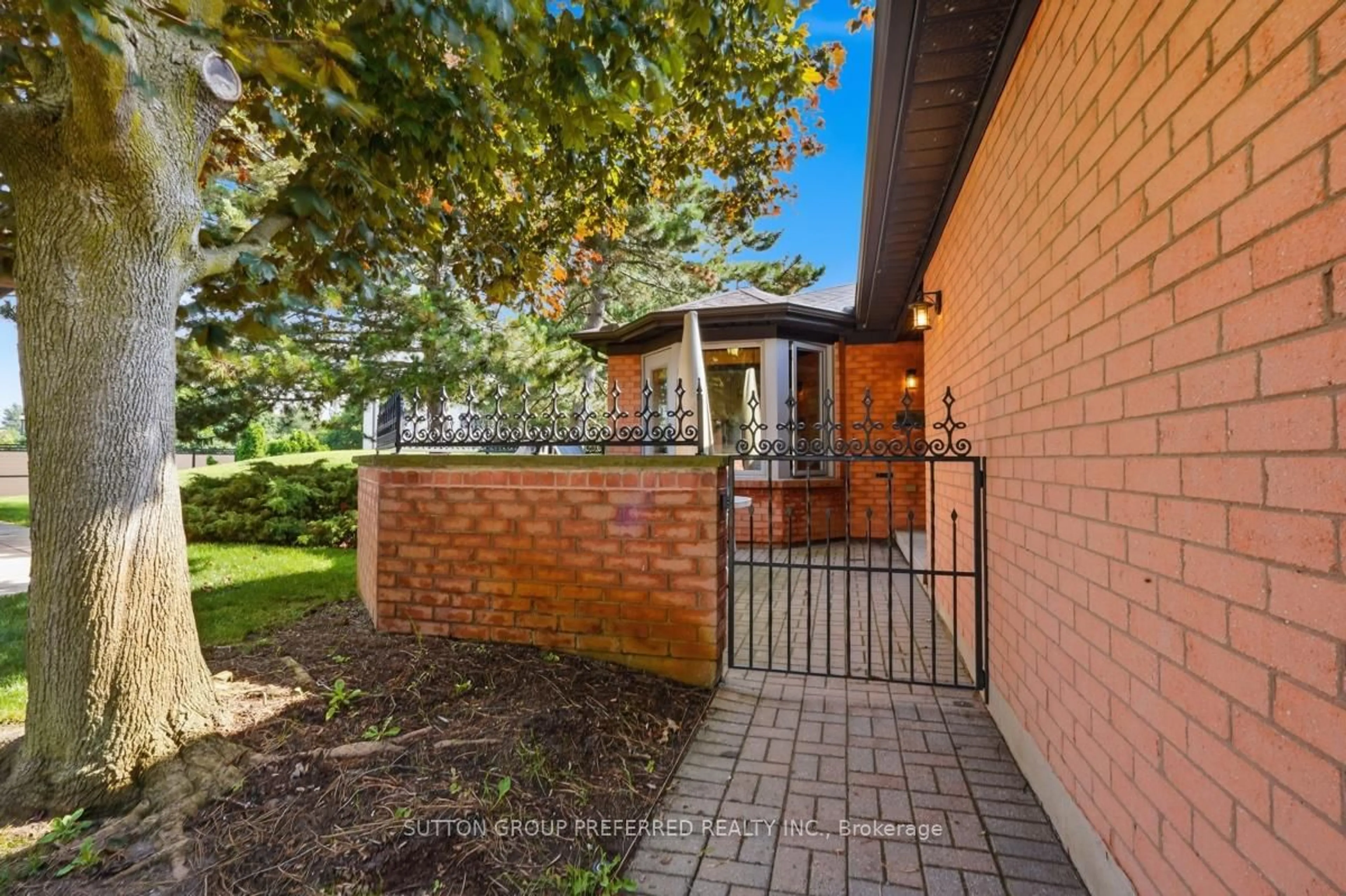 Unknown for 65 Fiddlers Green Rd #23, London North Ontario N6H 4V5