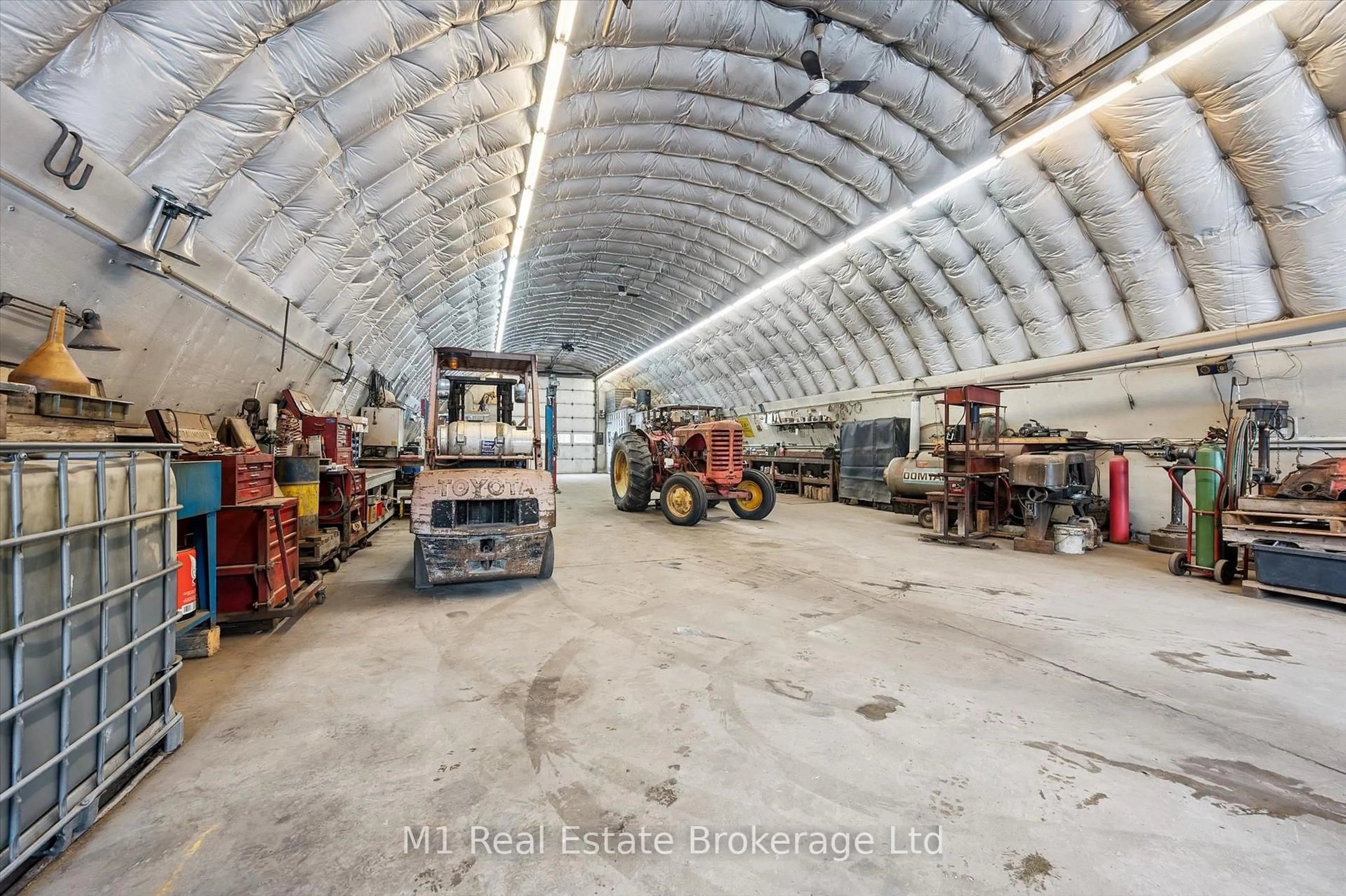Indoor garage for 667 Sawmill Rd, Woolwich Ontario N2J 4G8