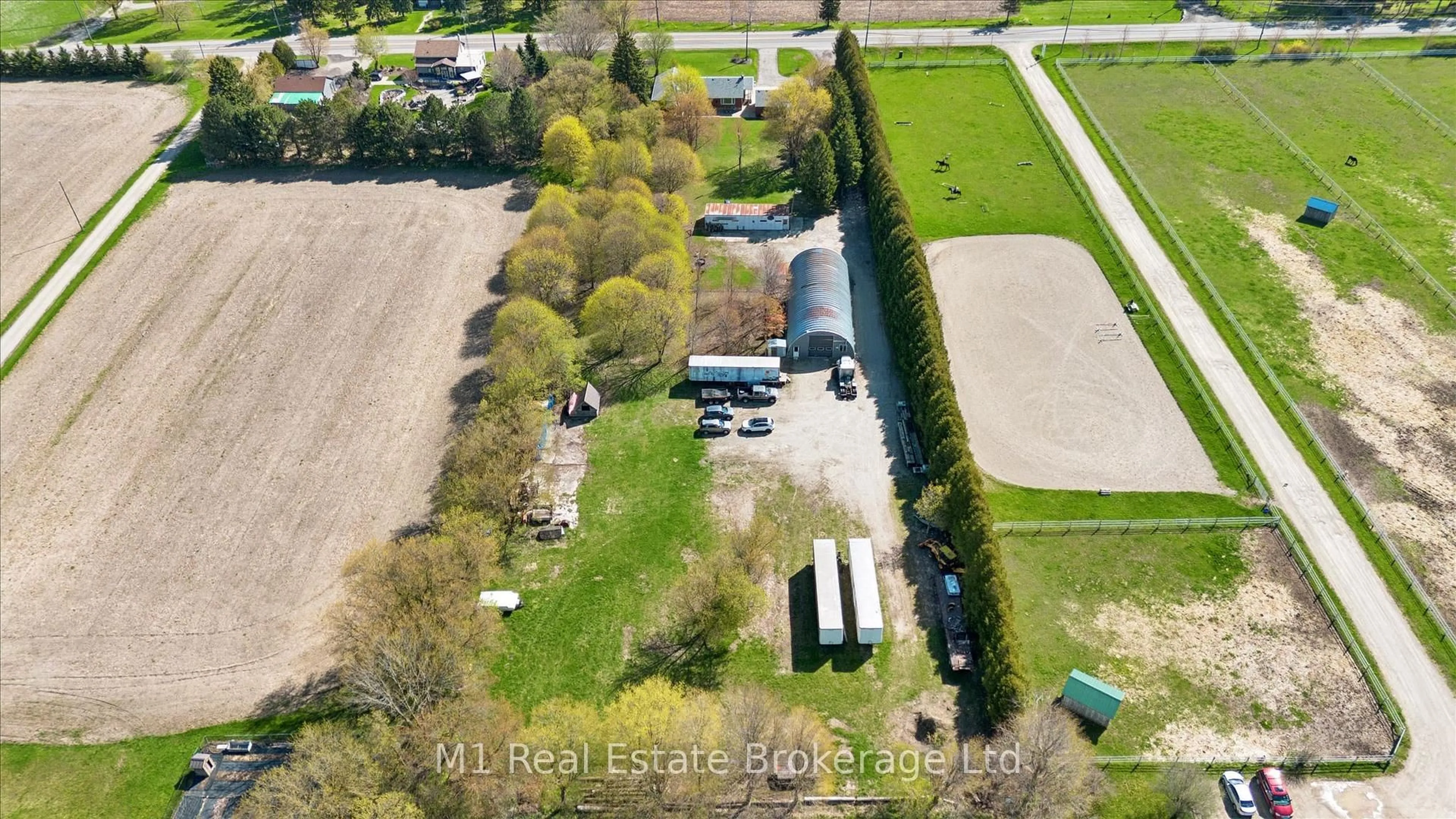 A pic from outside/outdoor area/front of a property/back of a property/a pic from drone, building for 667 Sawmill Rd, Woolwich Ontario N2J 4G8