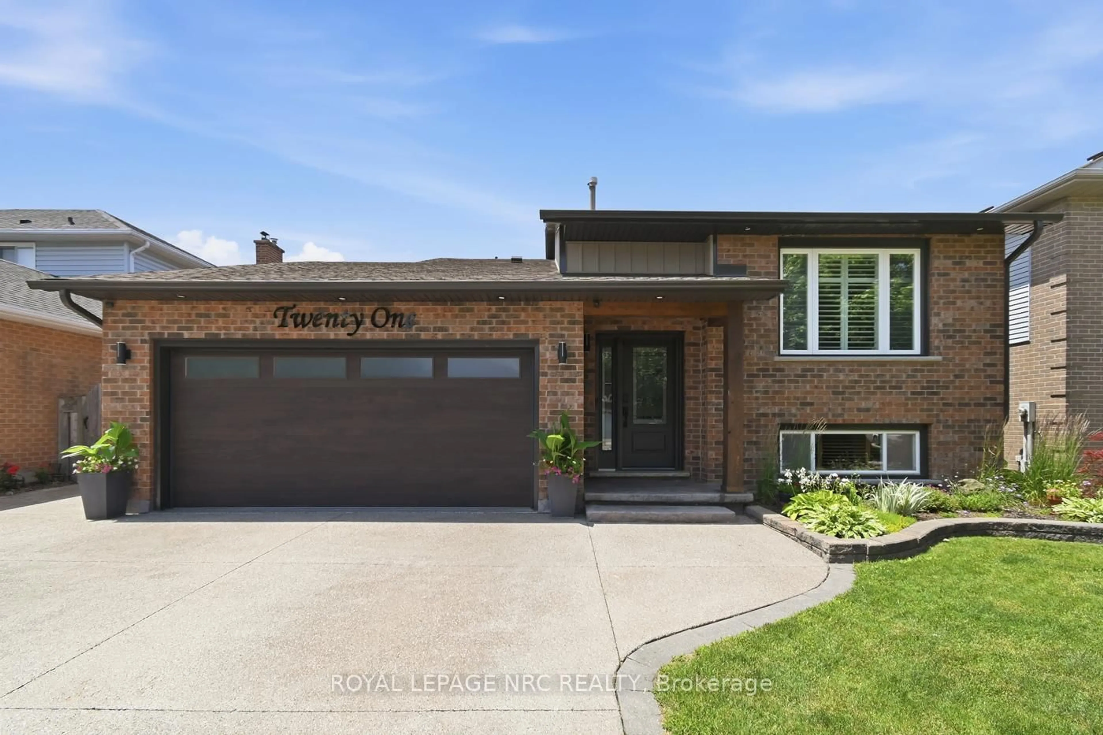Home with brick exterior material, street for 21 Consiglia Dr, St. Catharines Ontario L2S 3L1