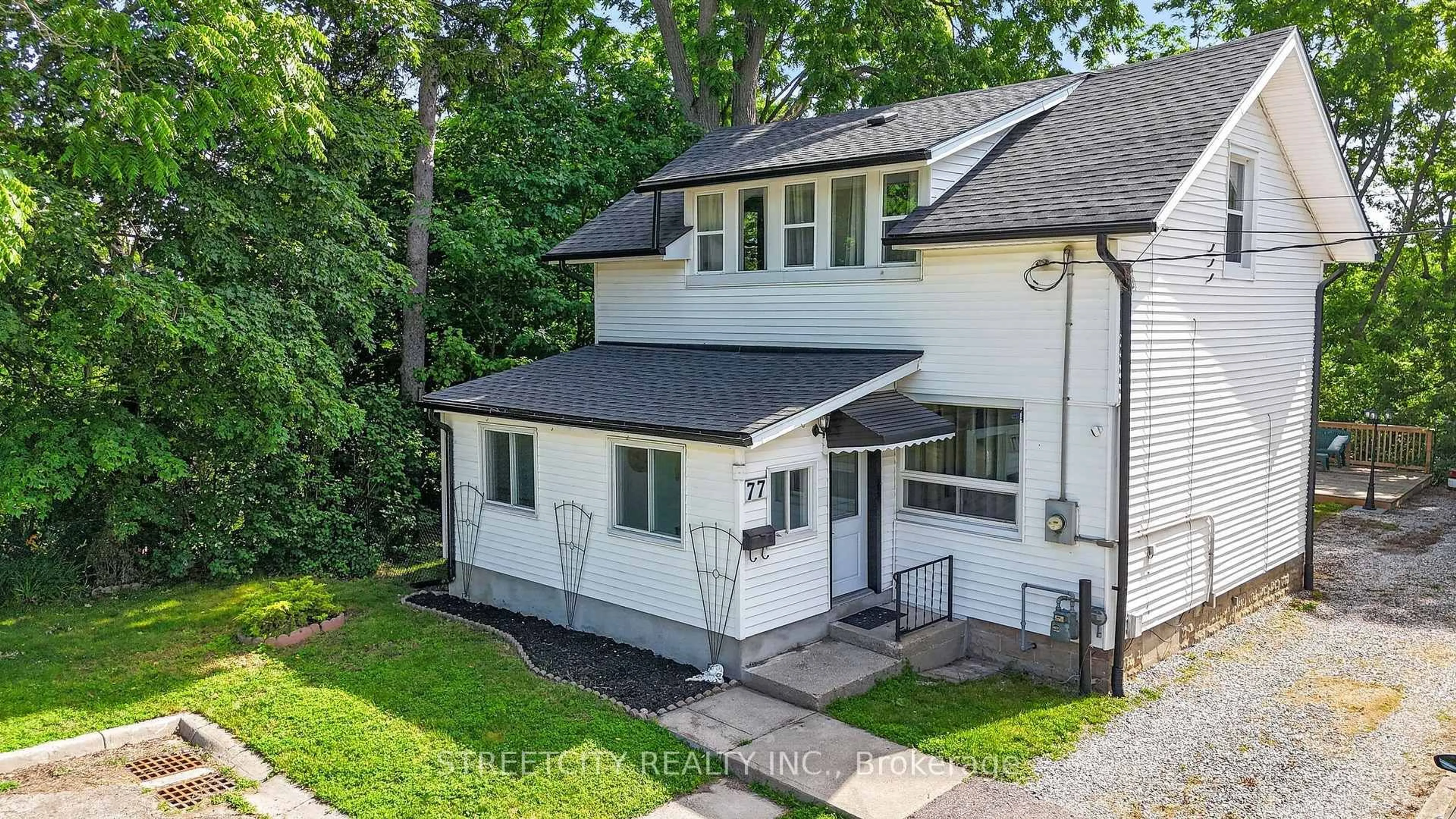 A pic from outside/outdoor area/front of a property/back of a property/a pic from drone, street for 77 Pearl St, St. Thomas Ontario N5P 2P6